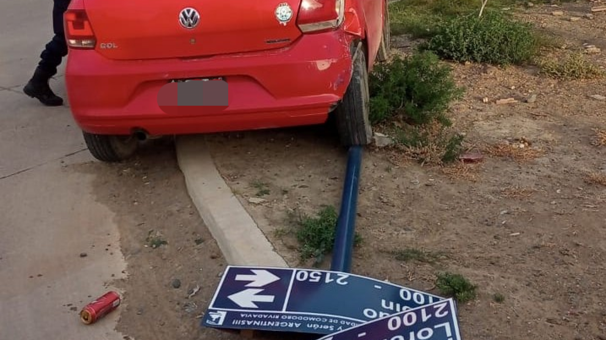 Ebrio se estrelló contra poste de luz y cartel