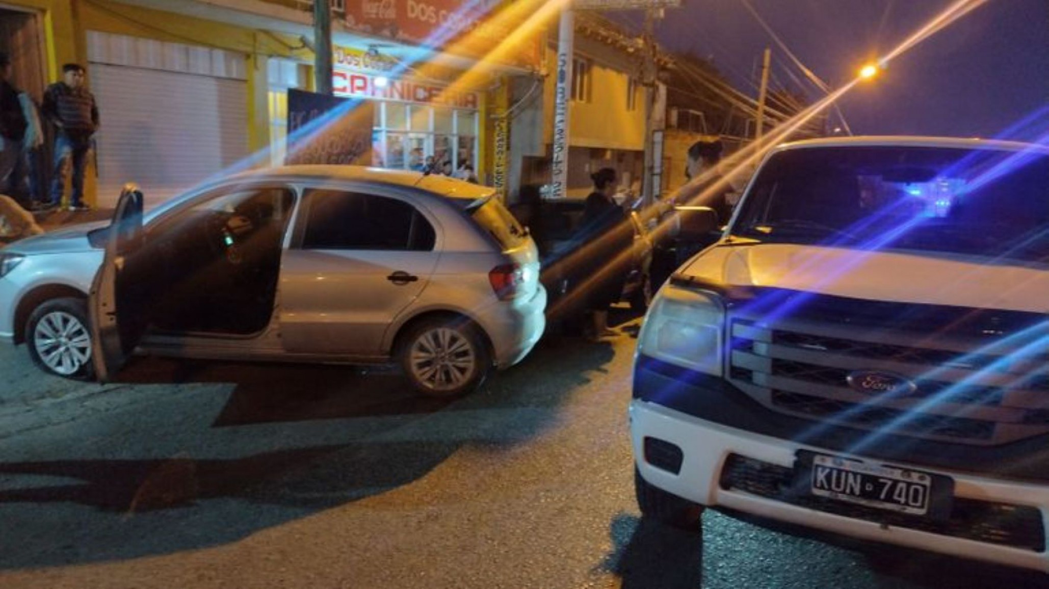 Mujer y familiares encontraron su auto robado y quisieron agredir al conductor