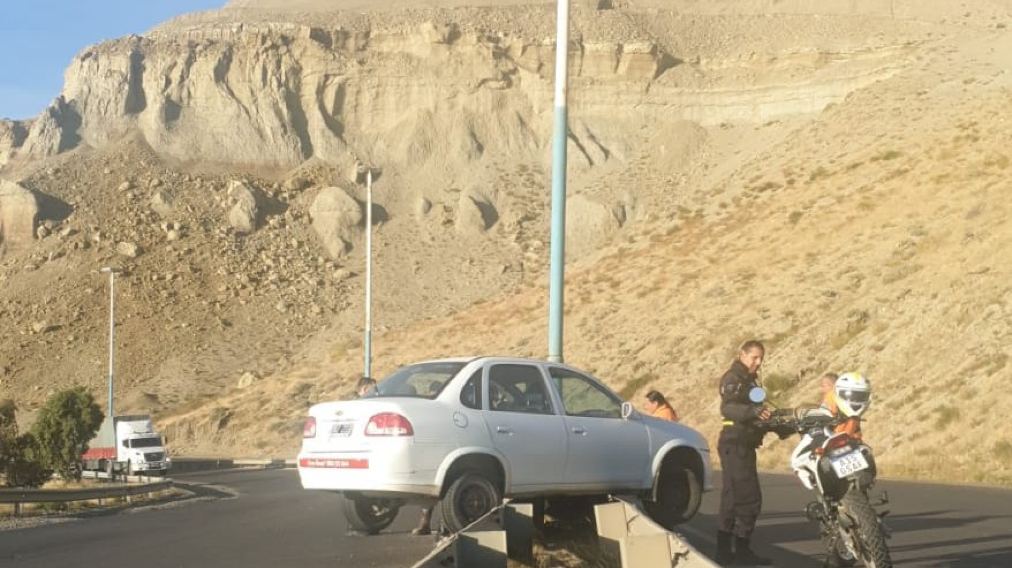 Ruta 3: remisero iba a buscar un pasajero y terminó con el auto sobre el guardarail