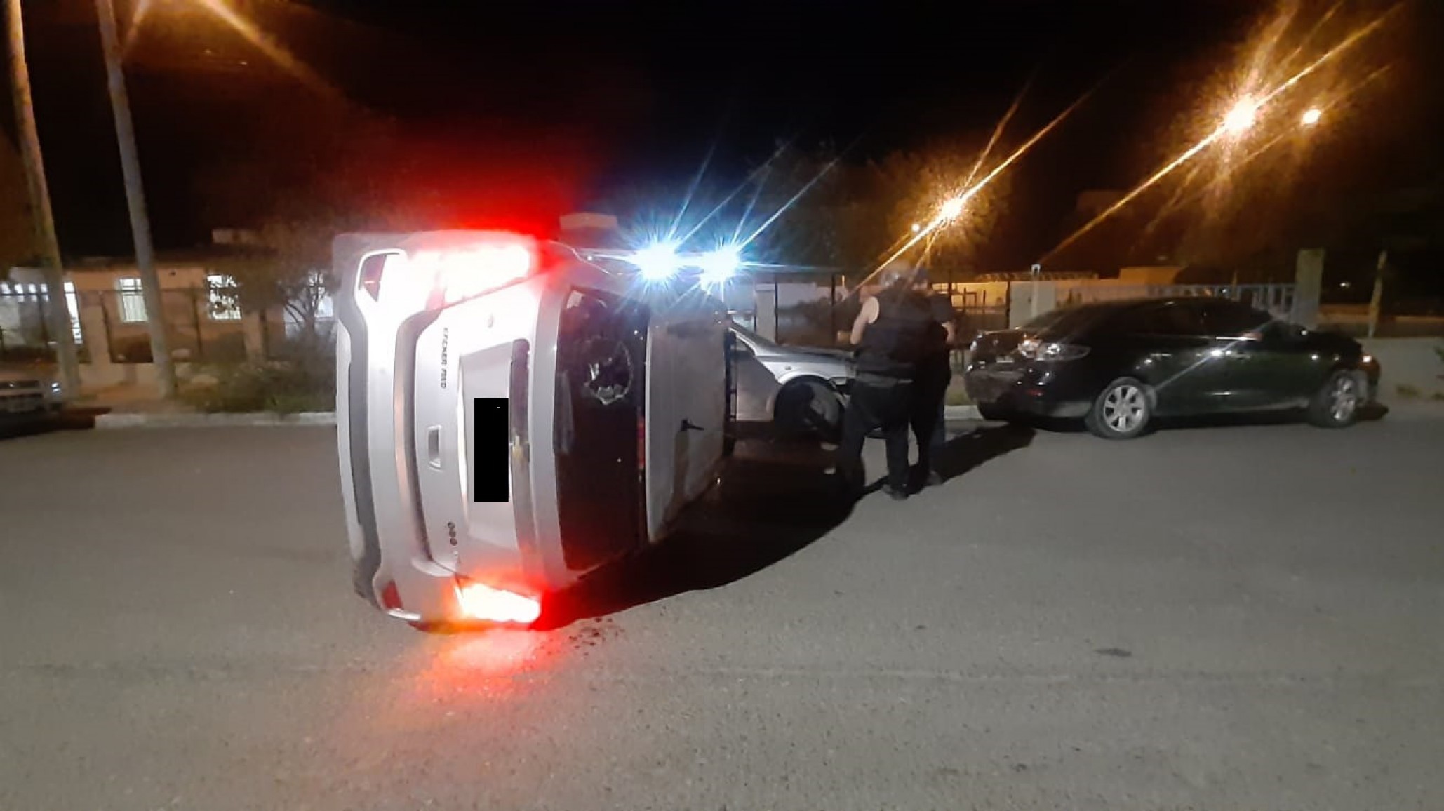Vuelco: conductor perdió el control del vehículo y chocó un auto estacionado
