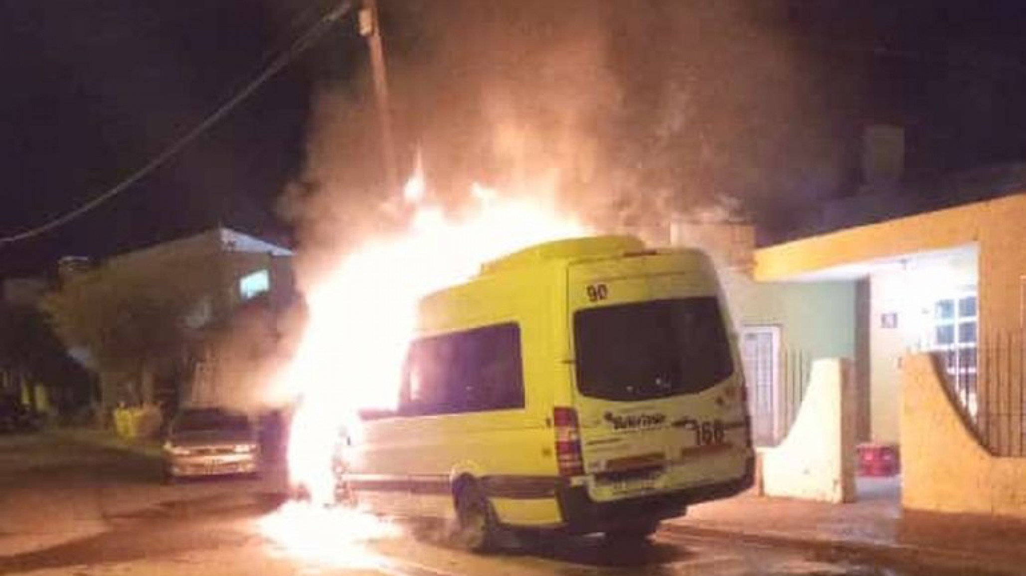 Investigan incendio de camioneta de transporte de personal