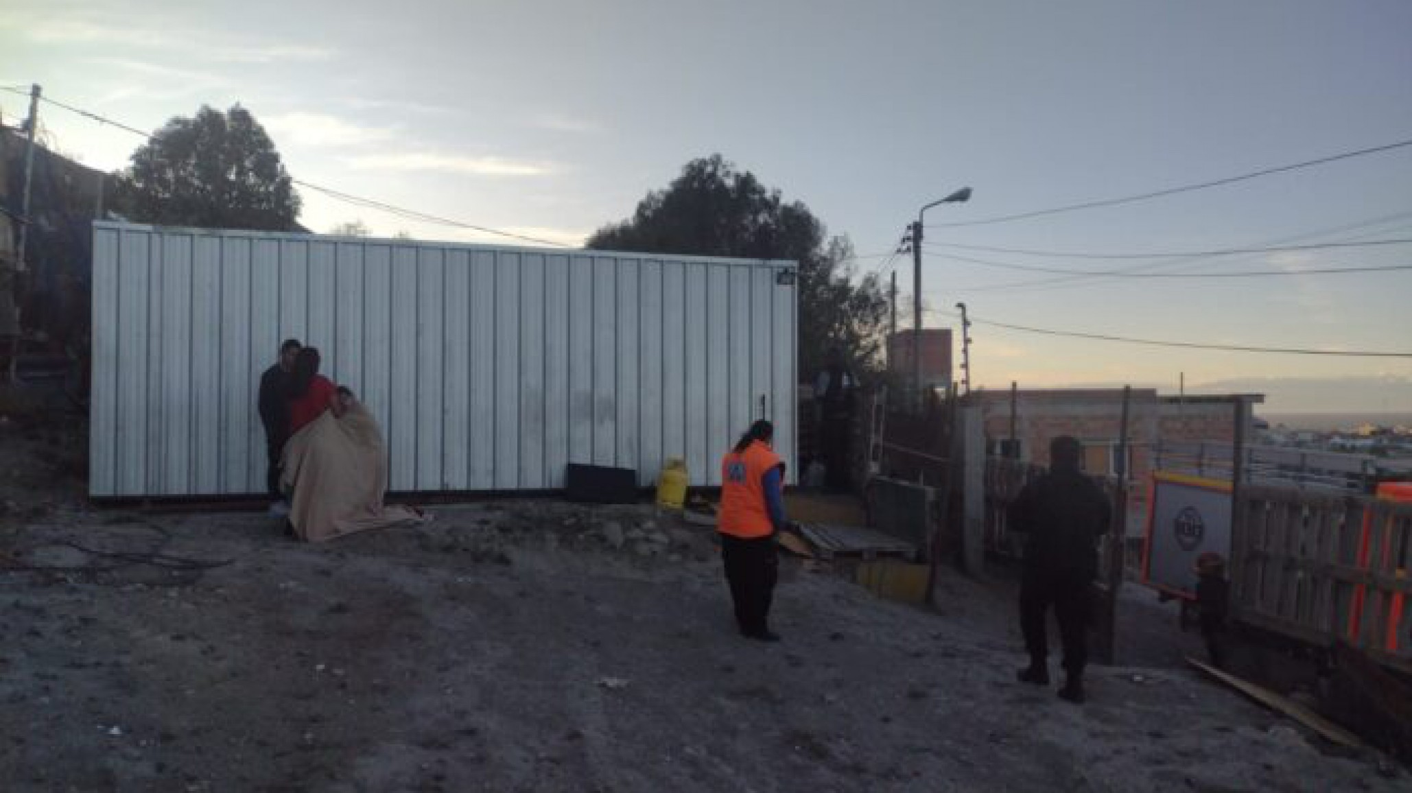 Intentaron incendiar una casa mientras la familia dormía “se despertaron por el humo”