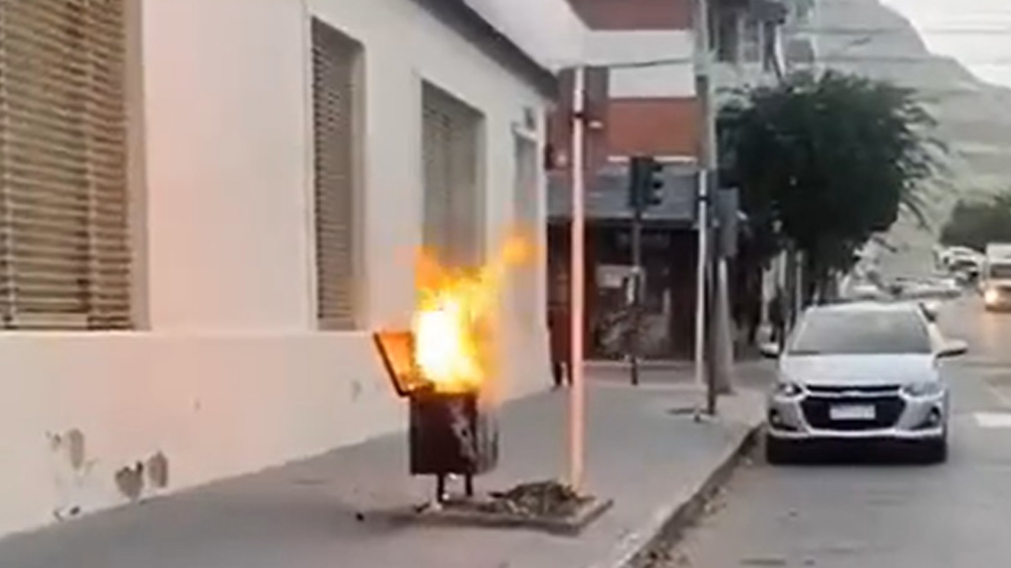 Incendiaron un cesto de basura en pleno centro