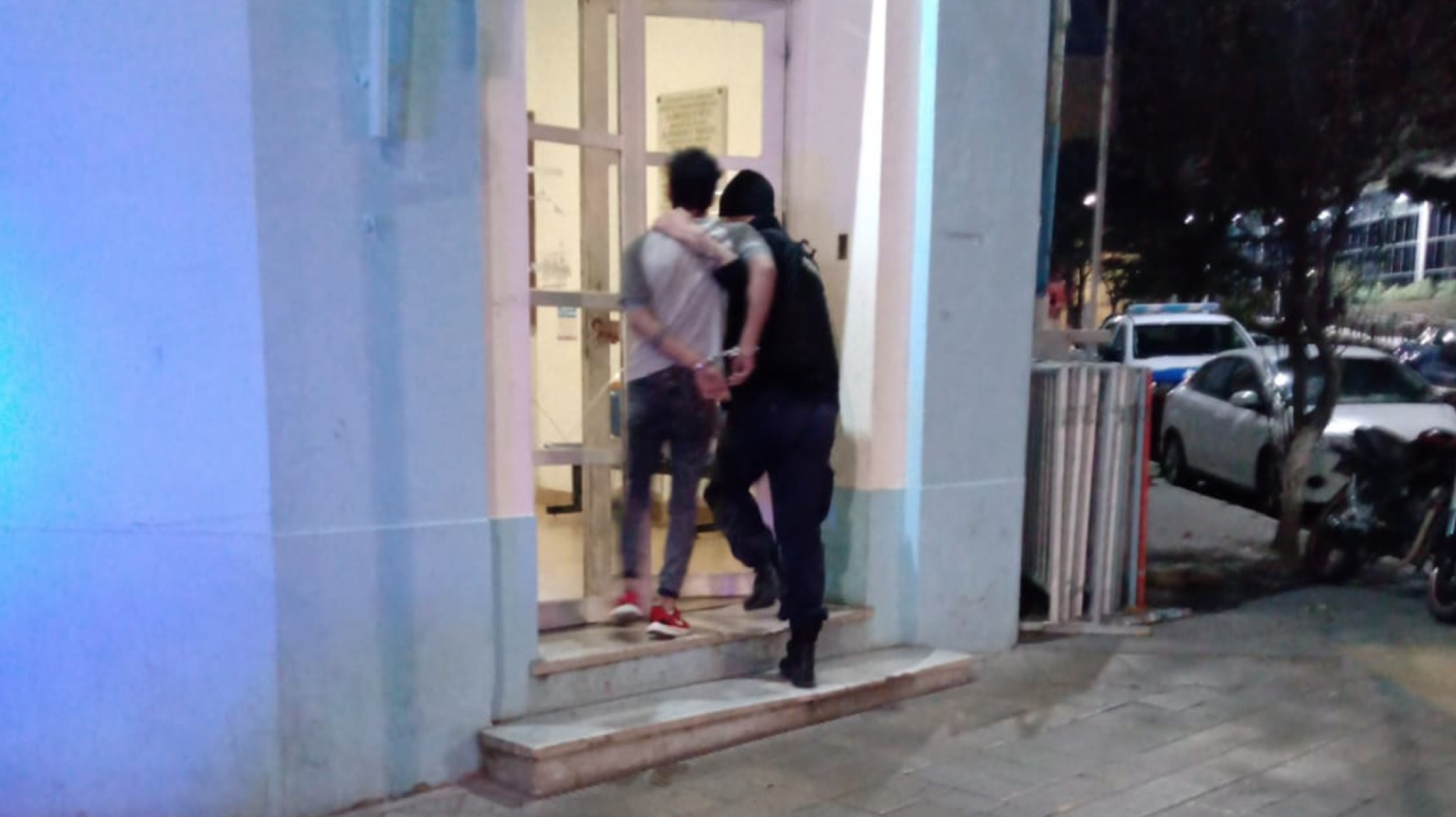 Joven fue sacado del boliche por violencia y agredió a policía