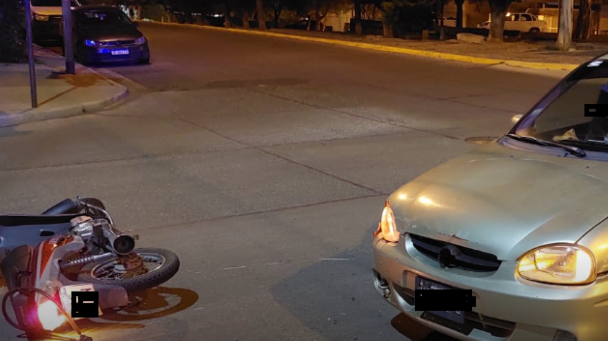 Hubo un accidente en pleno centro y un motociclista fue asistido por el servicio médico