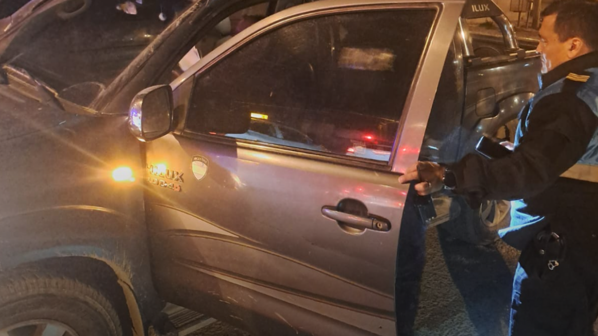 Se quedó dormido en el semáforo, no tenía licencia de conducir y emanaba aliento etílico