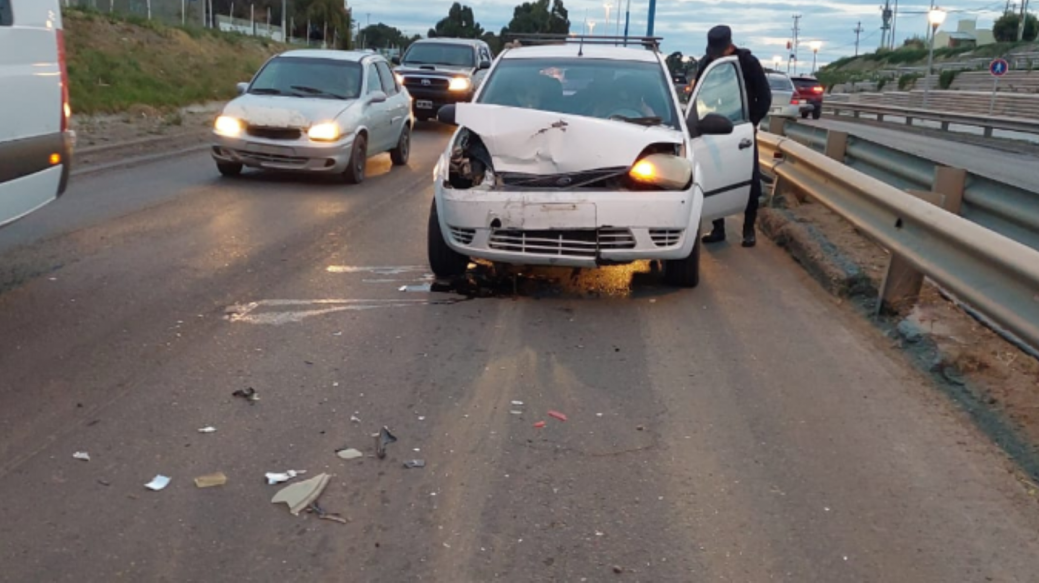 Chocó y manejaba sin carnet de conducir y seguro