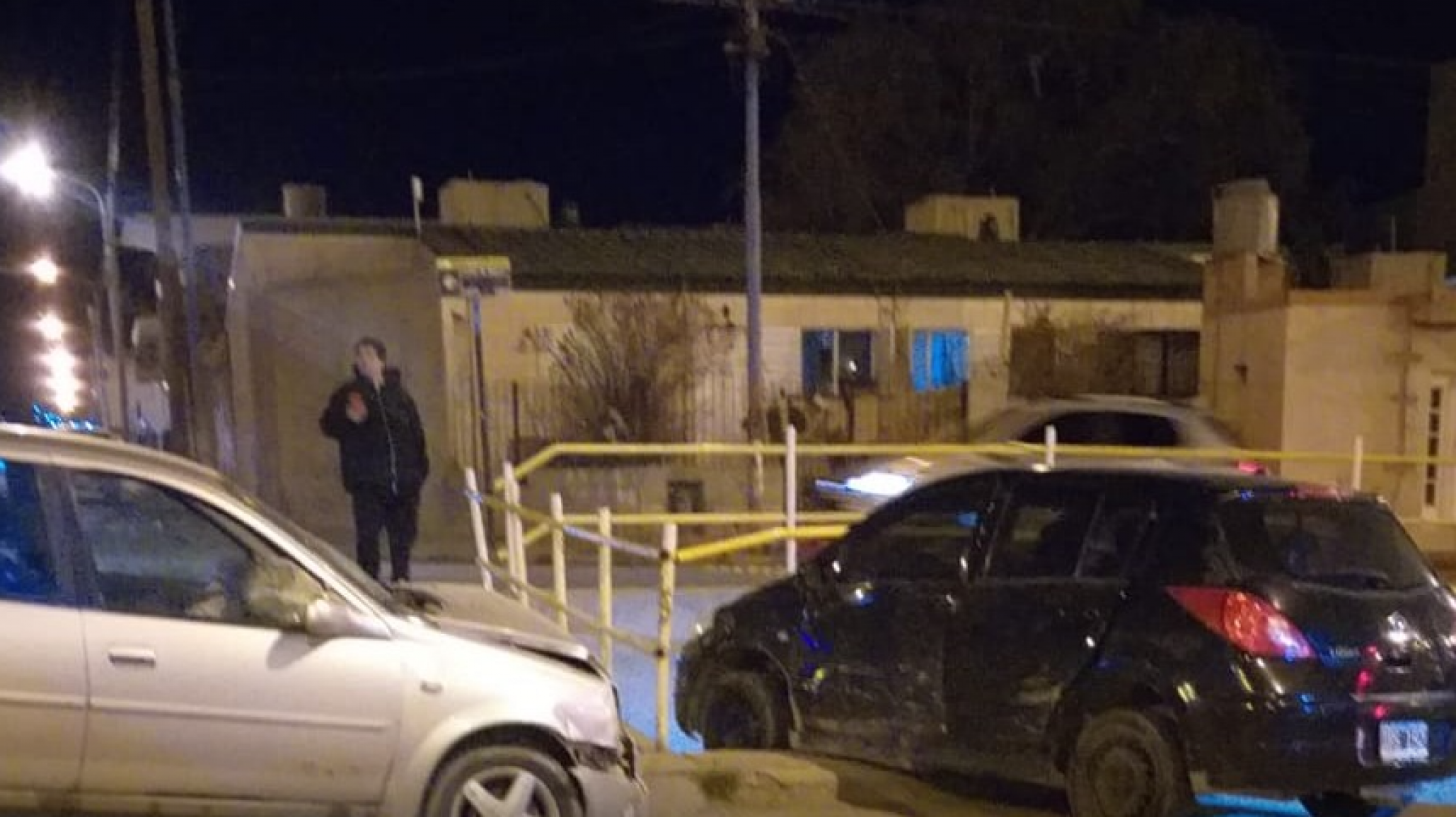 Tras choque, un auto casi termina en el canal evacuador