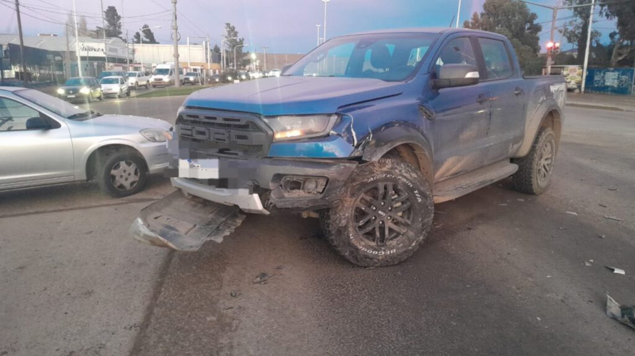 Tras choque un auto terminó sobre muro