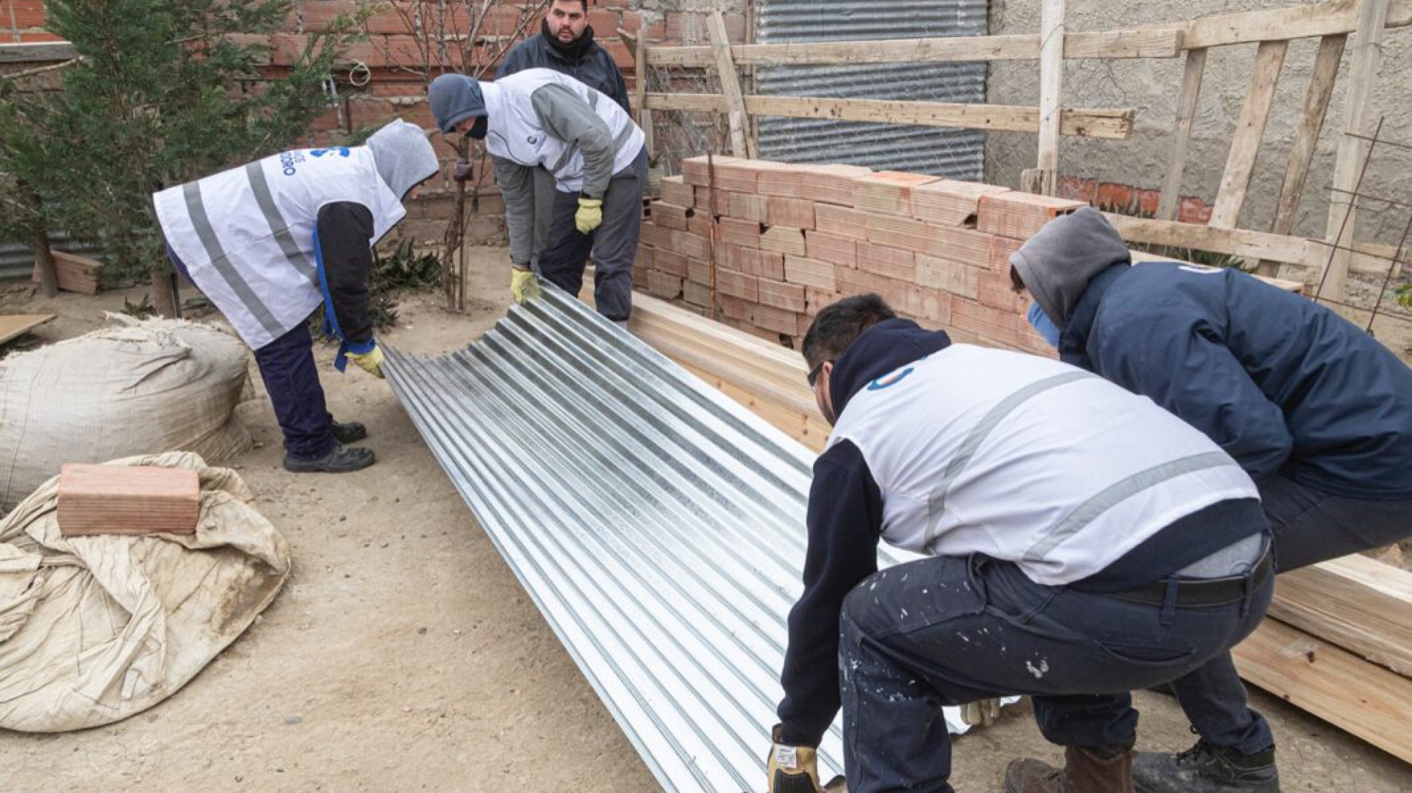 El Municipio de Comodoro comenzó la entrega de materiales a damnificados por el temporal de viento