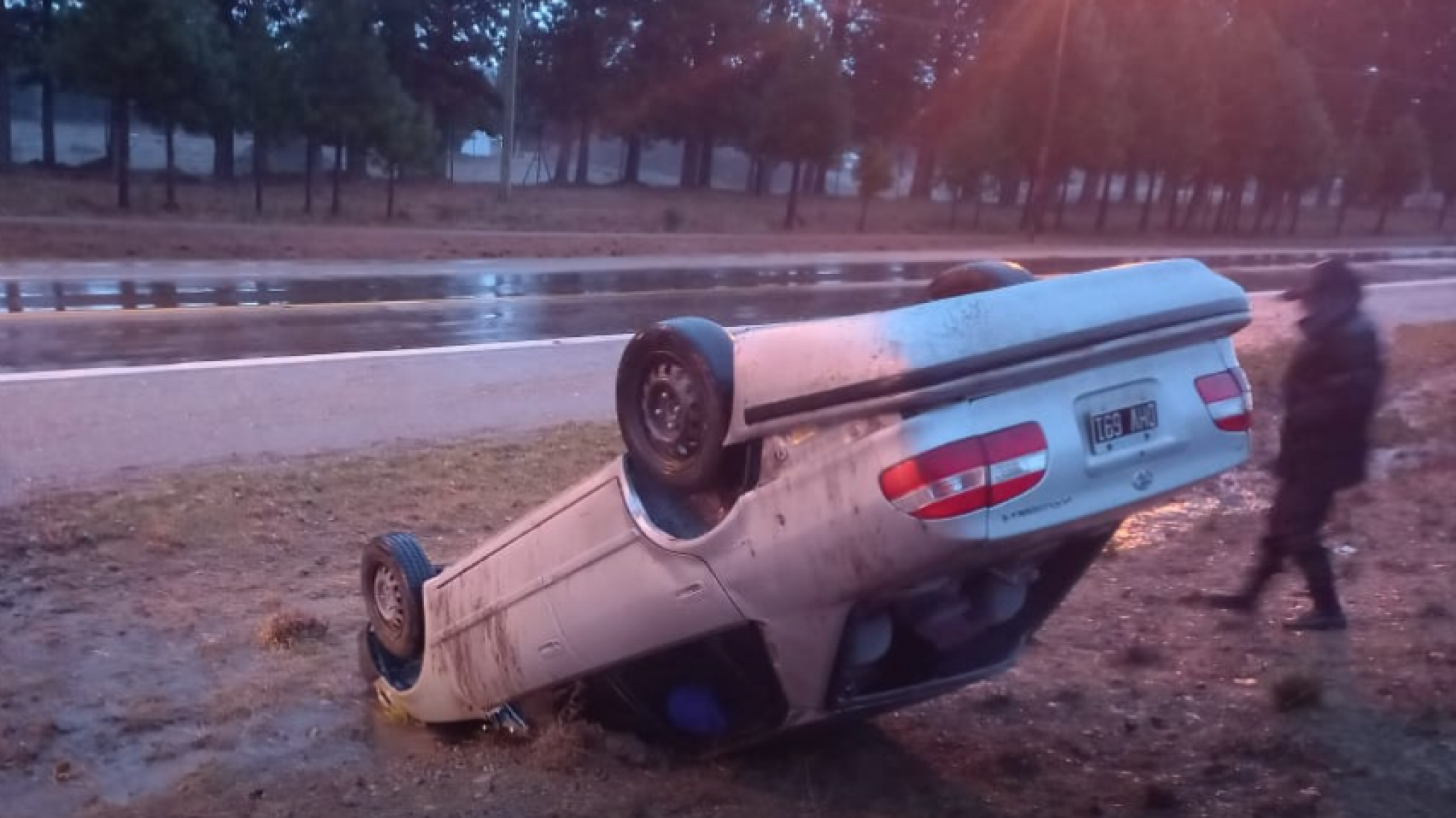 Vuelco: comisario perdió el control de su rodado por la lluvia