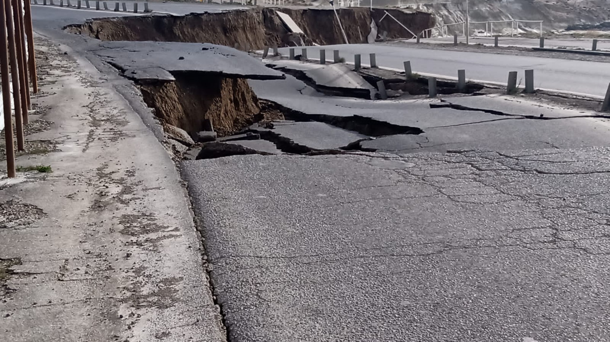 Video: la ruta quedó partida en dos al pie del Cerro Chenque