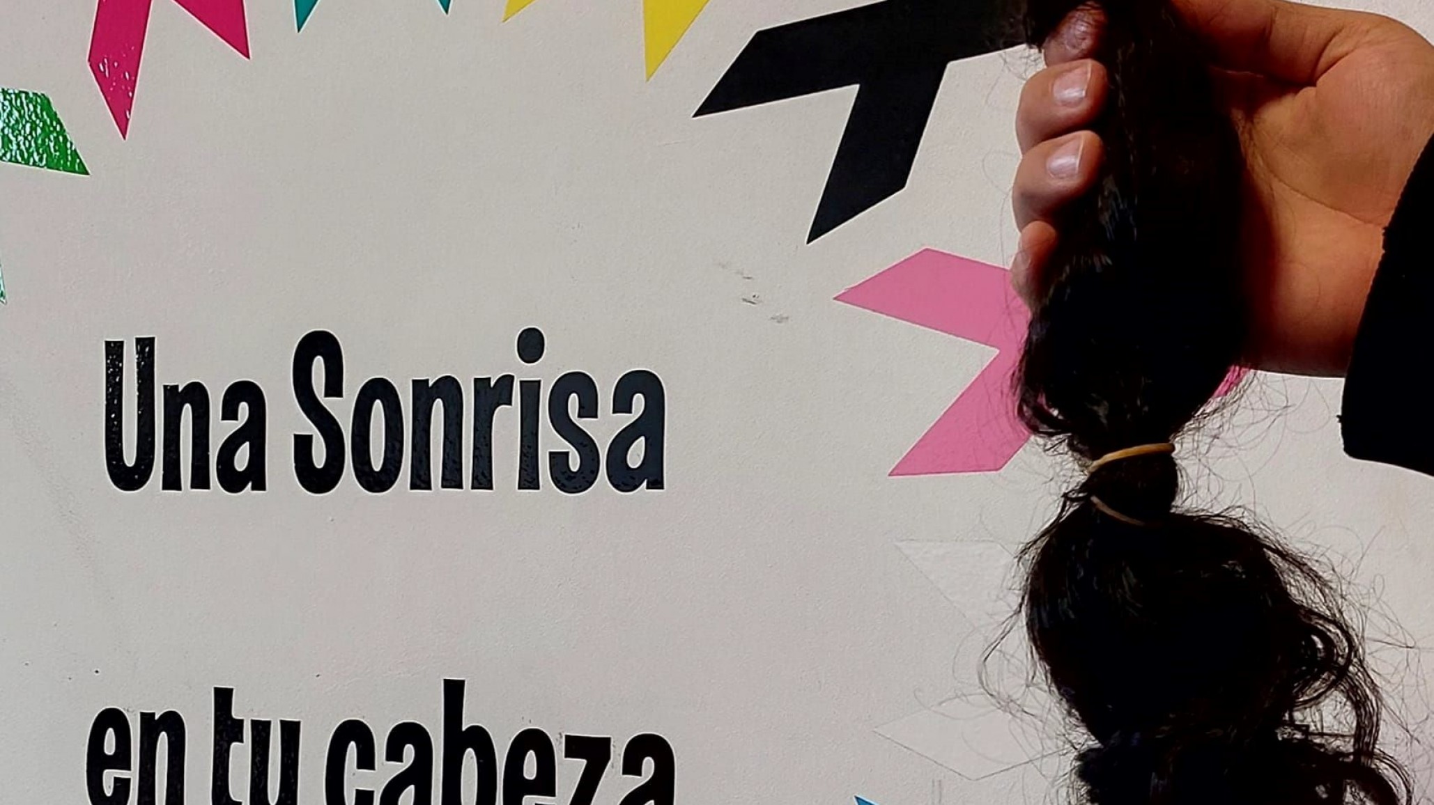 Buscan voluntarios para armar pelucas oncológicas y donantes de cabello