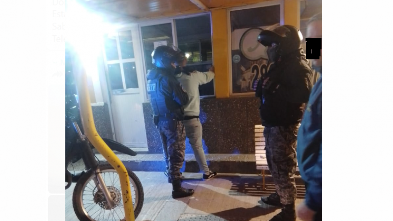 “Ahora no se hacen los vivos” les dijo y amenazó a tres jóvenes con un arma