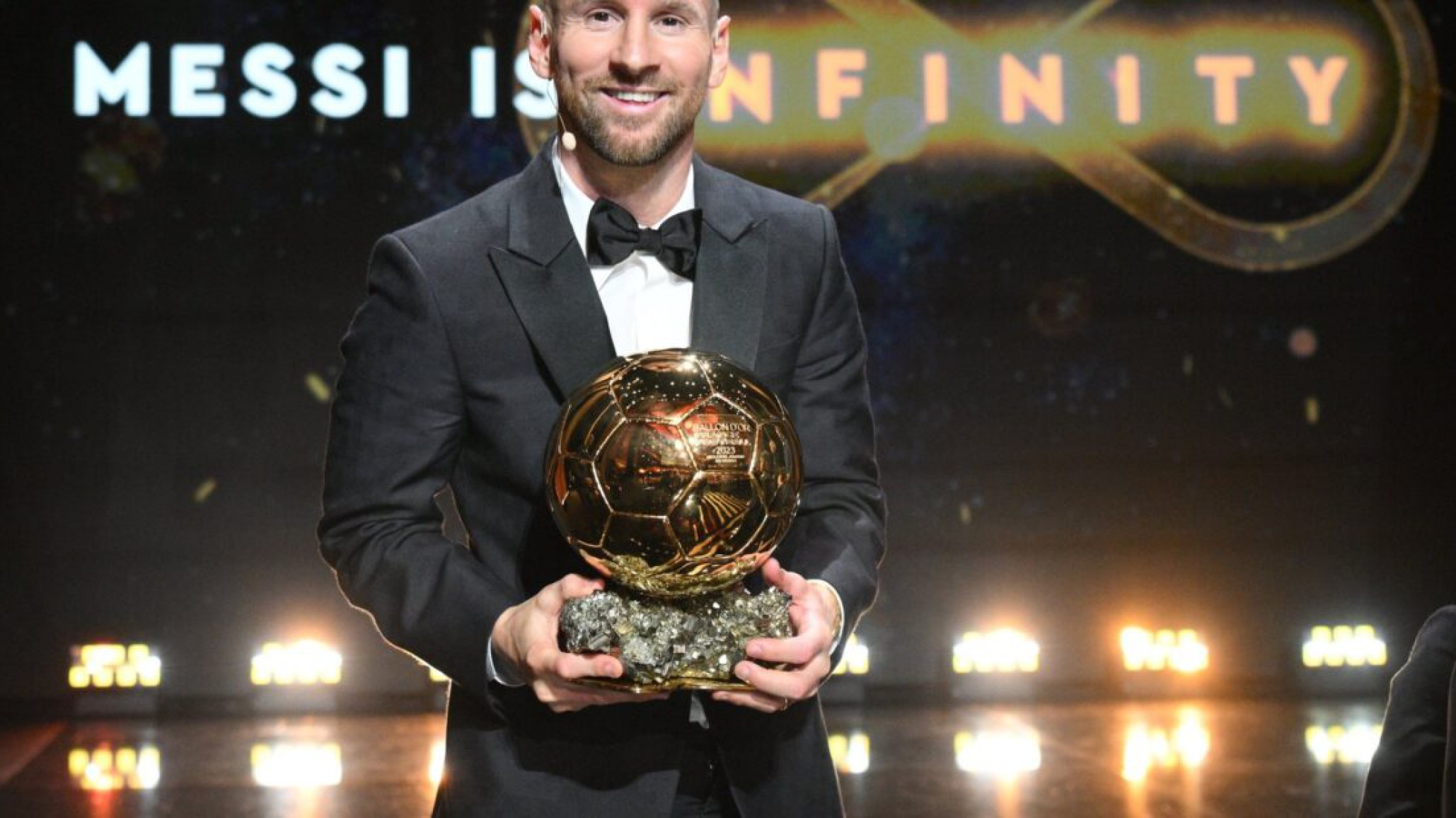 Leo Messi Brilló con su Octavo Balón de Oro; Dibu Martínez Recibió Premio Lev Yashin en la Gala