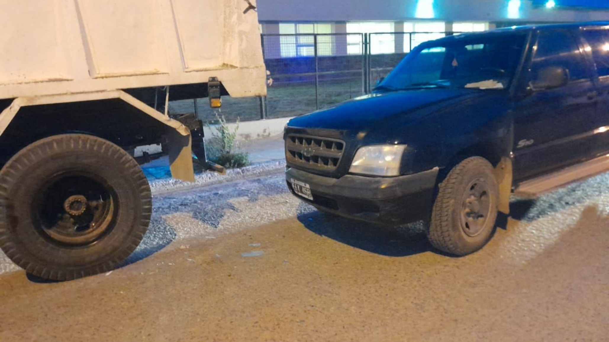 Un hombre fue demorado por manejar ebrio y chocar un camión estacionado