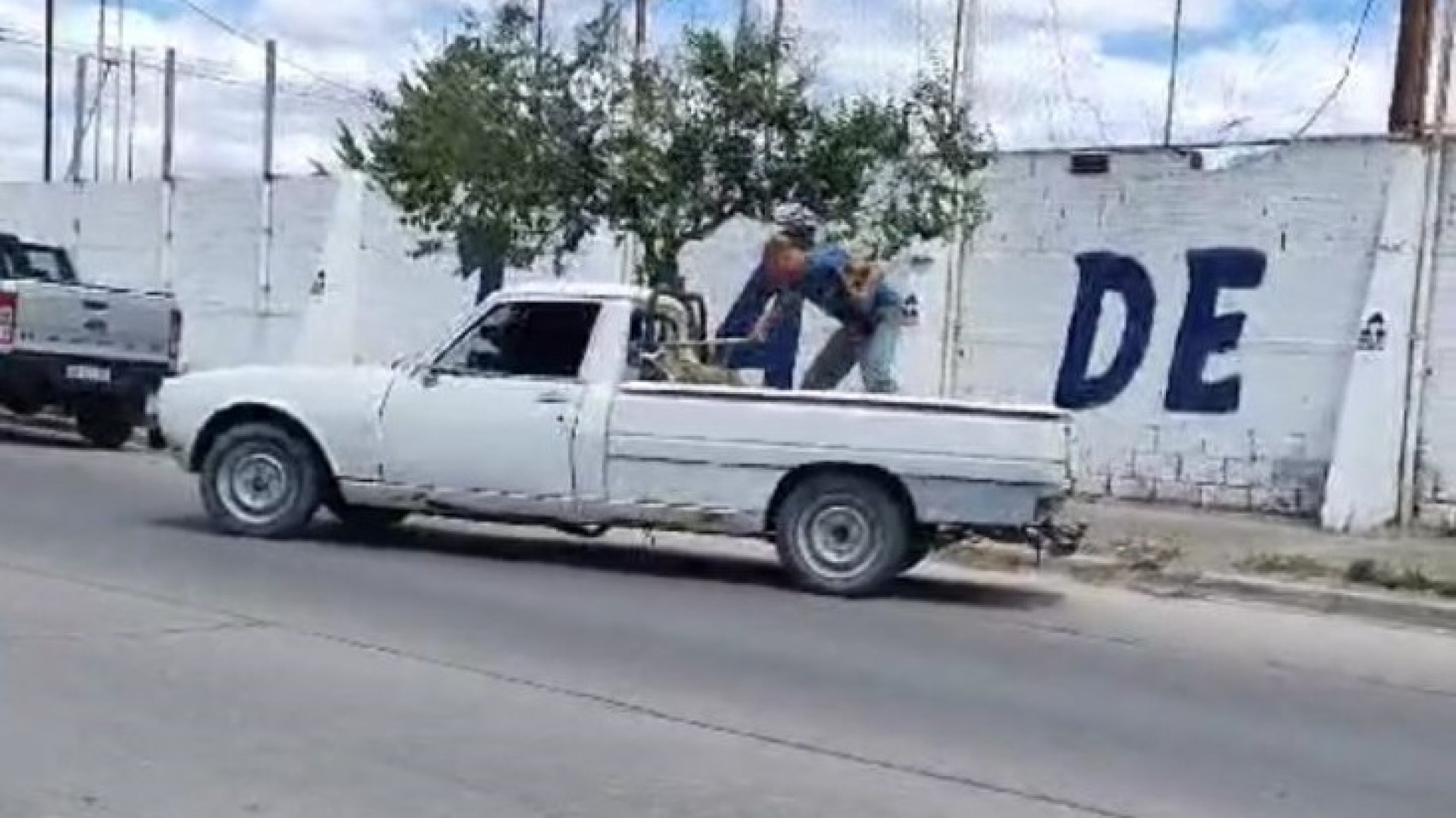 El amigo no le daba huevos y le rompió la camioneta