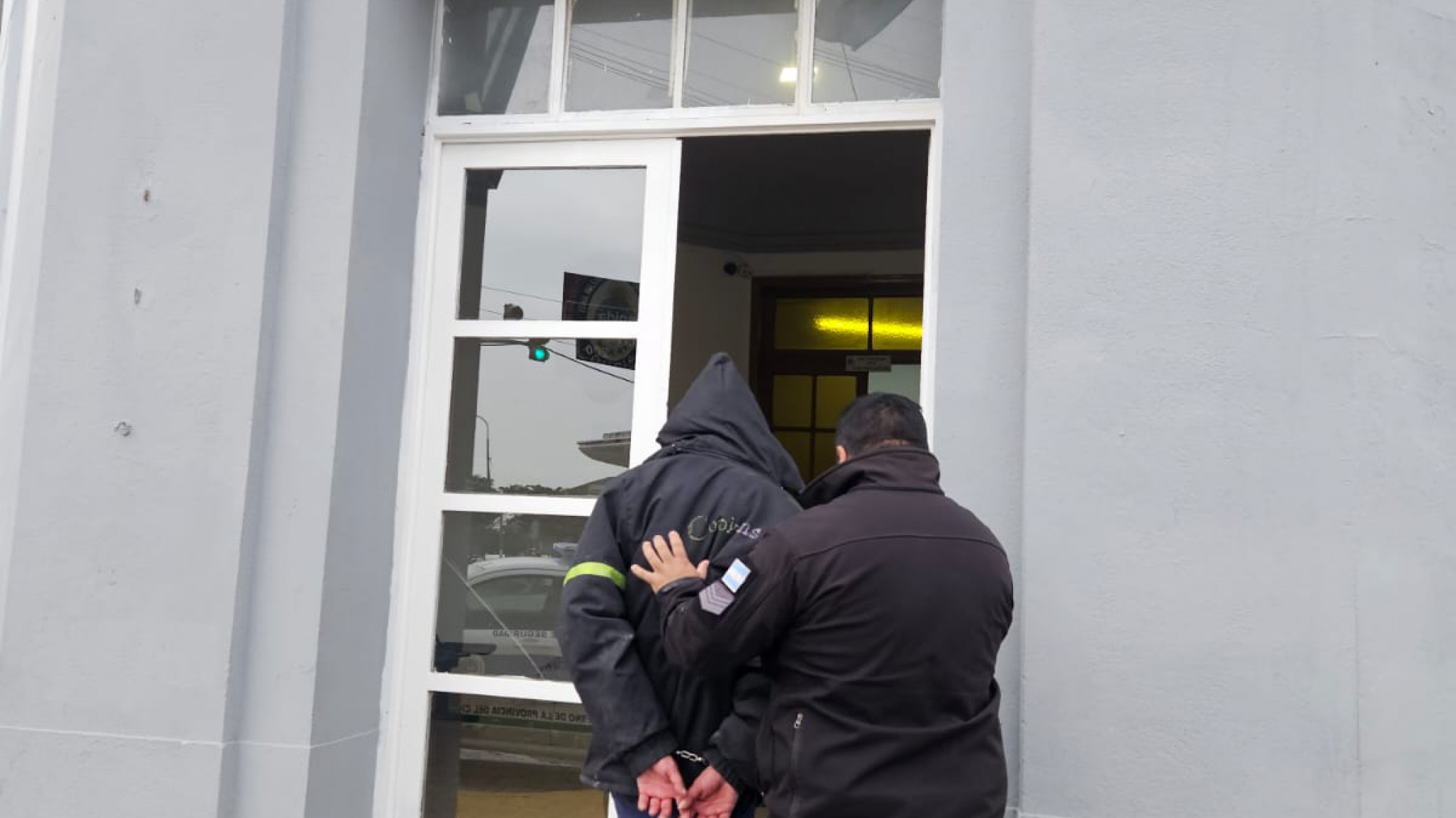 ¡Cliente violento! Ocultó mercadería y se negó a salir del local ¿Cómo lo convencieron?