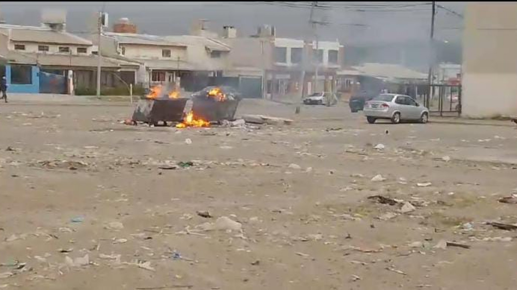 30 de octubre: Se cansaron de que les tiren la basura en el barrio y prendieron fuego los contenedores