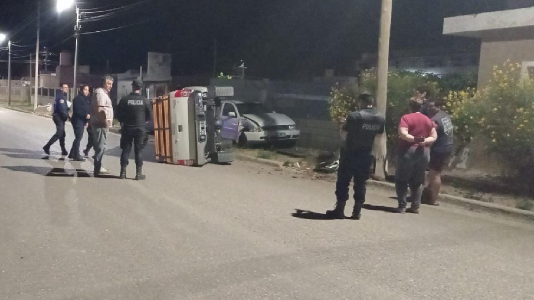 ¡Se tomó todo! Chocó un poste y autos estacionados