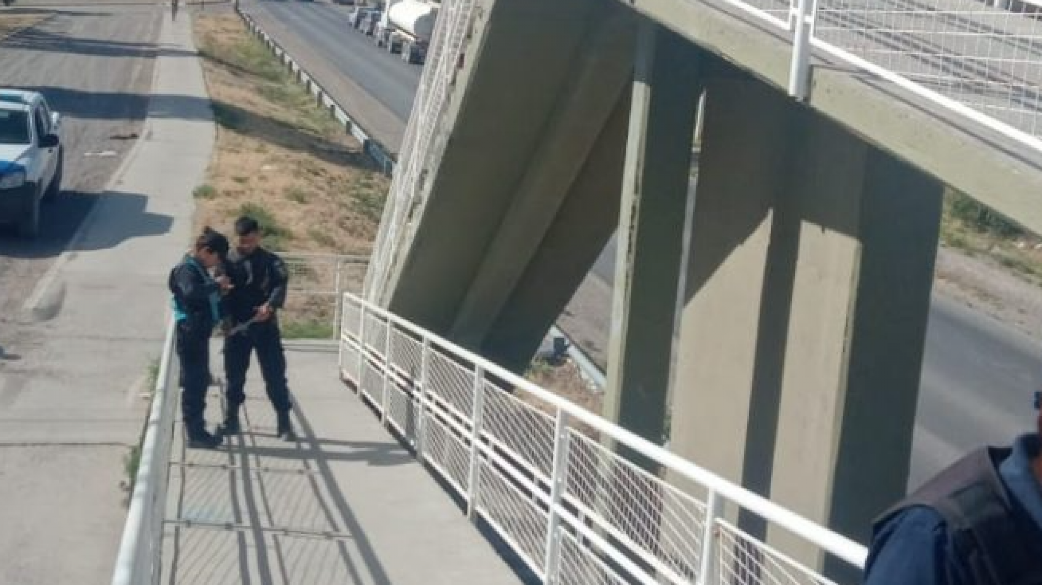 Adolescente está grave tras caer de un puente peatonal mientras lo cruzaba en bicicleta