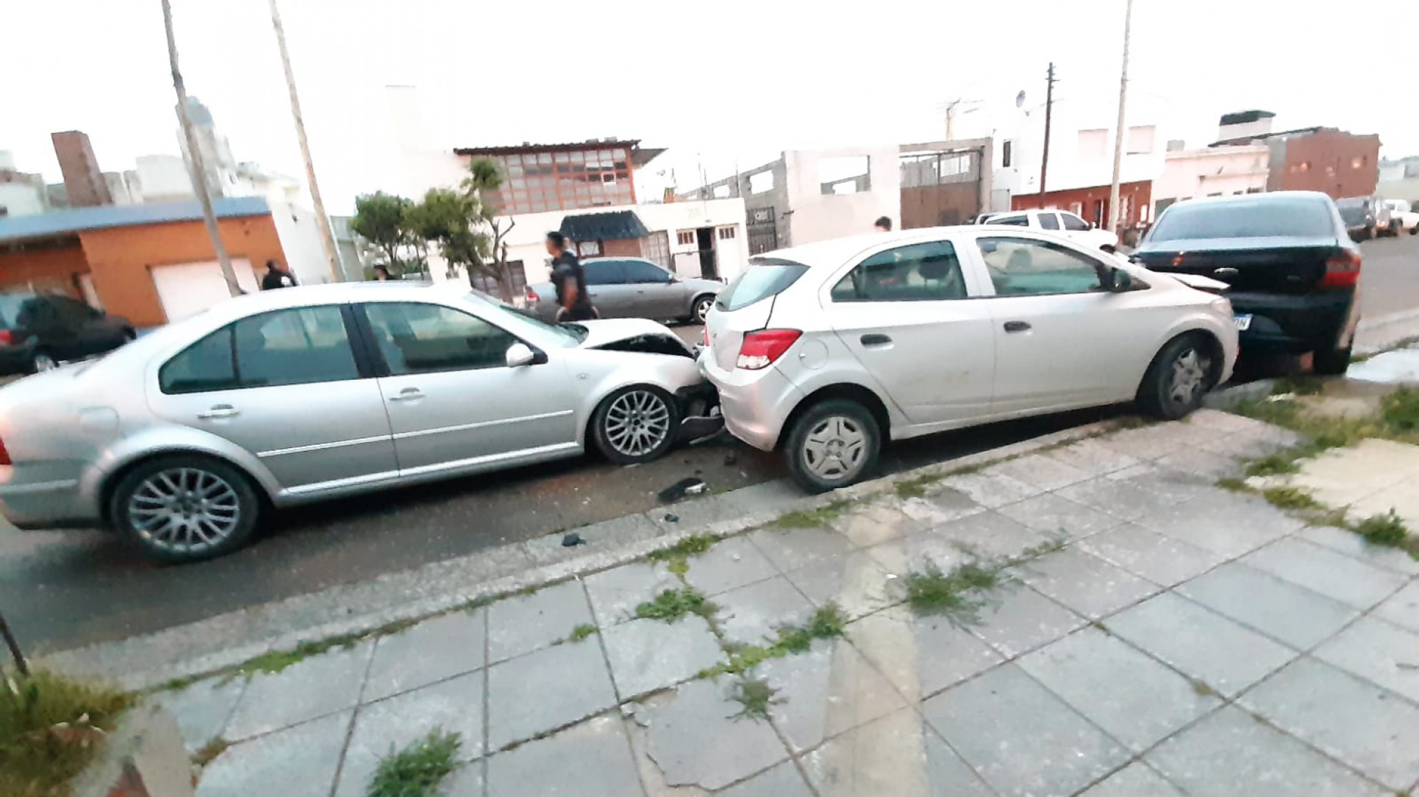 Conducía ebrio y chocó contra autos estacionados