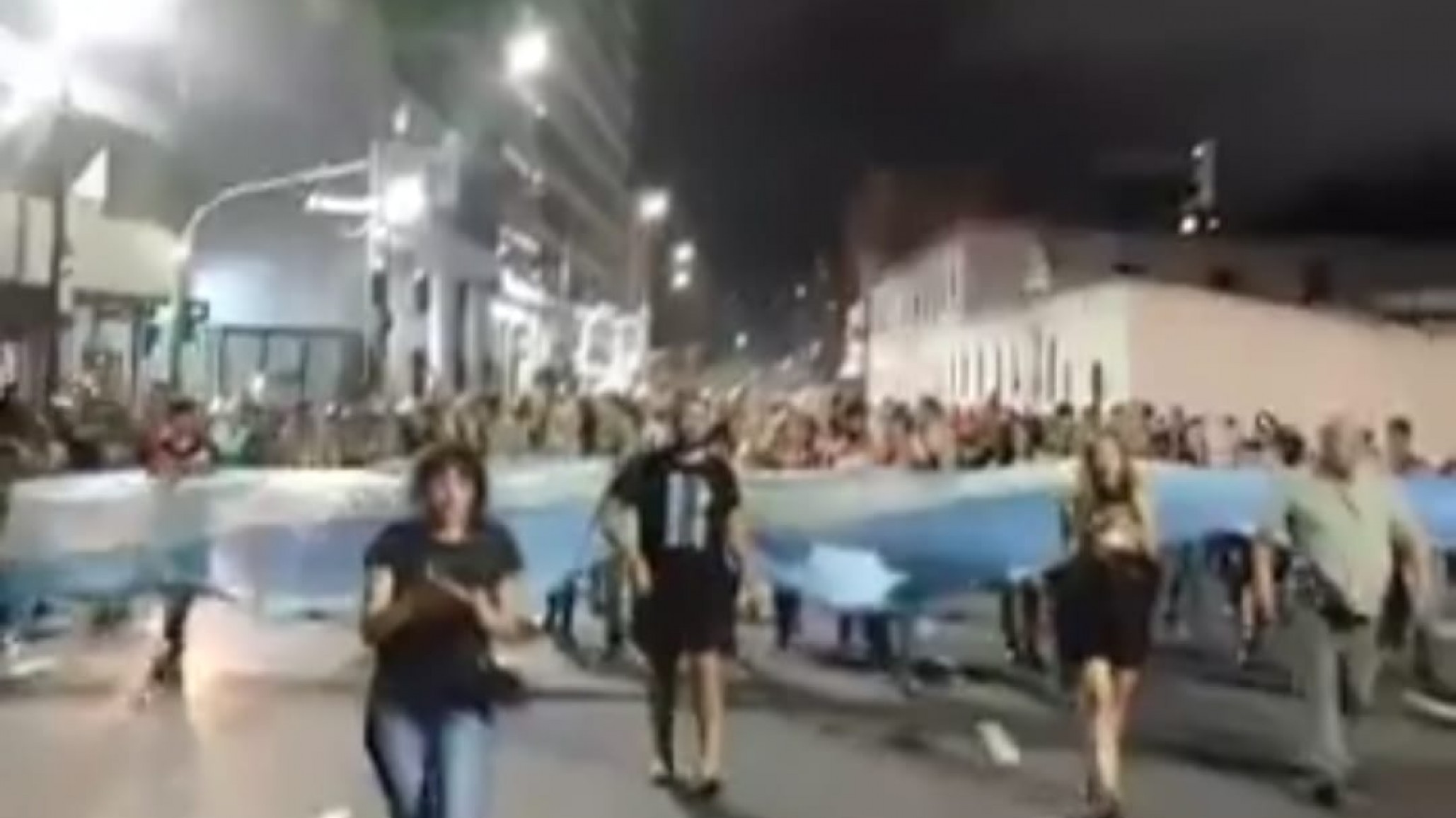 La gente marcha hacia Congreso al grito de "La Patria no se vende"