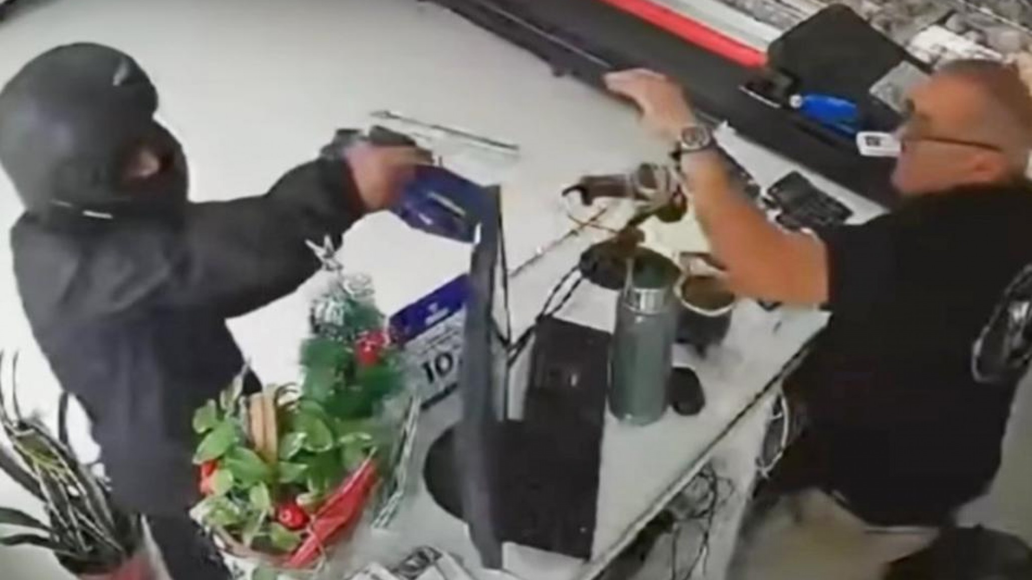 Ladrón le dio un balazo pero él le respondió arrojando el termo con agua caliente