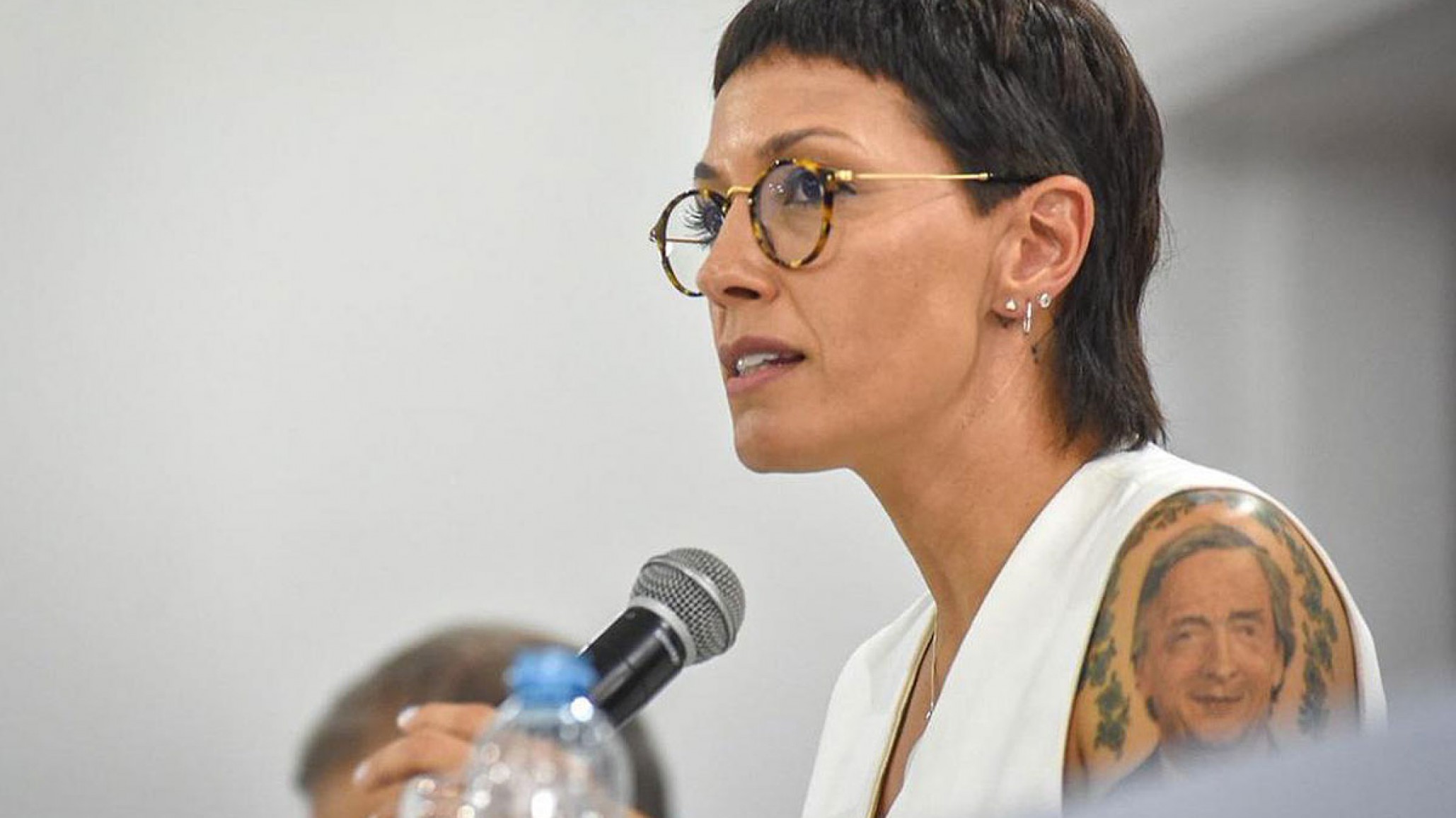 Mayra Mendoza rechaza la Ley Ómnibus y la califica de "obscena"