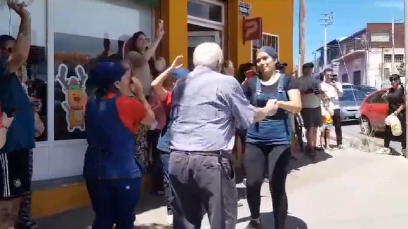 Video: ¡Otra vez una panadería obsequió sidra y pan dulce a los que más necesitan!