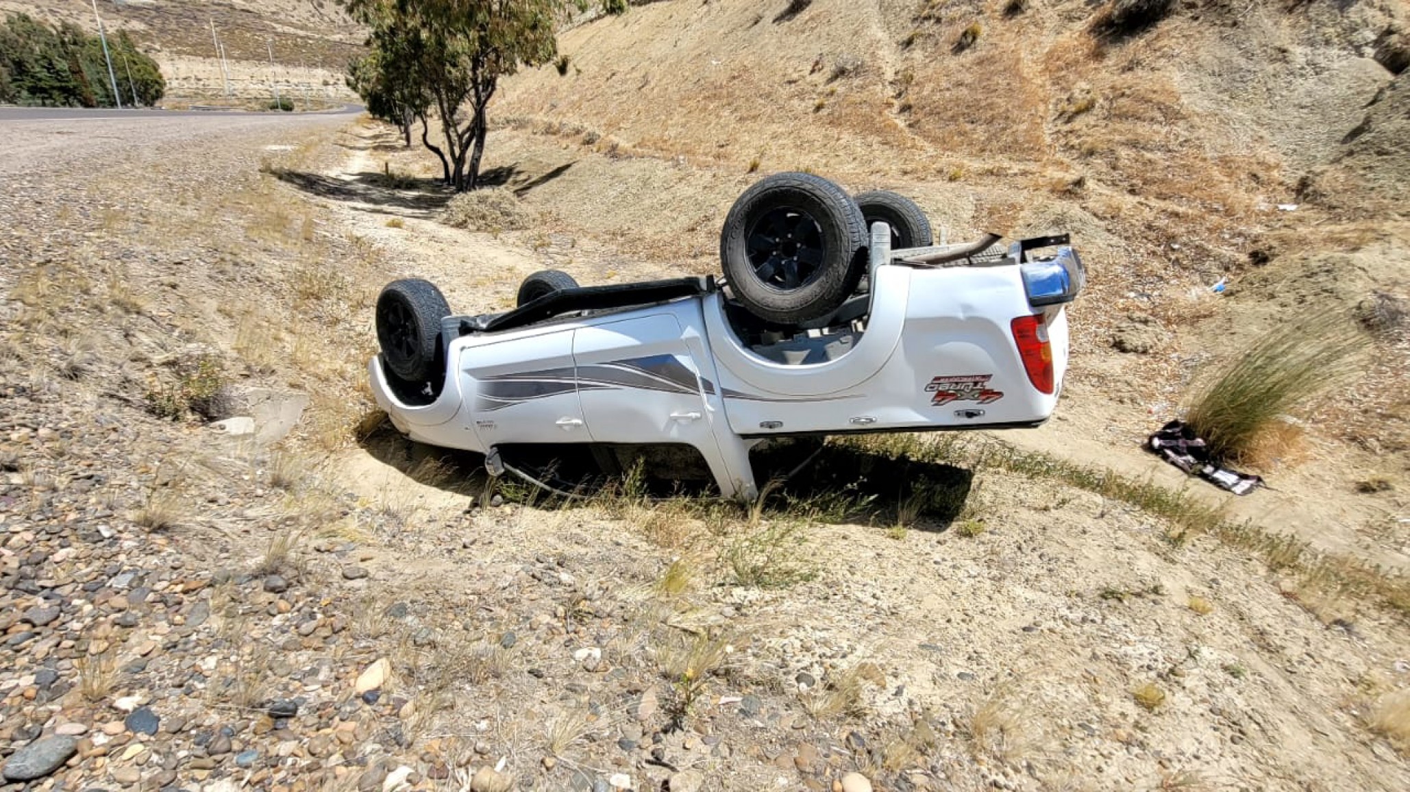 Perdió el control de su vehículo y volcó en el camino alternativo a Laprida