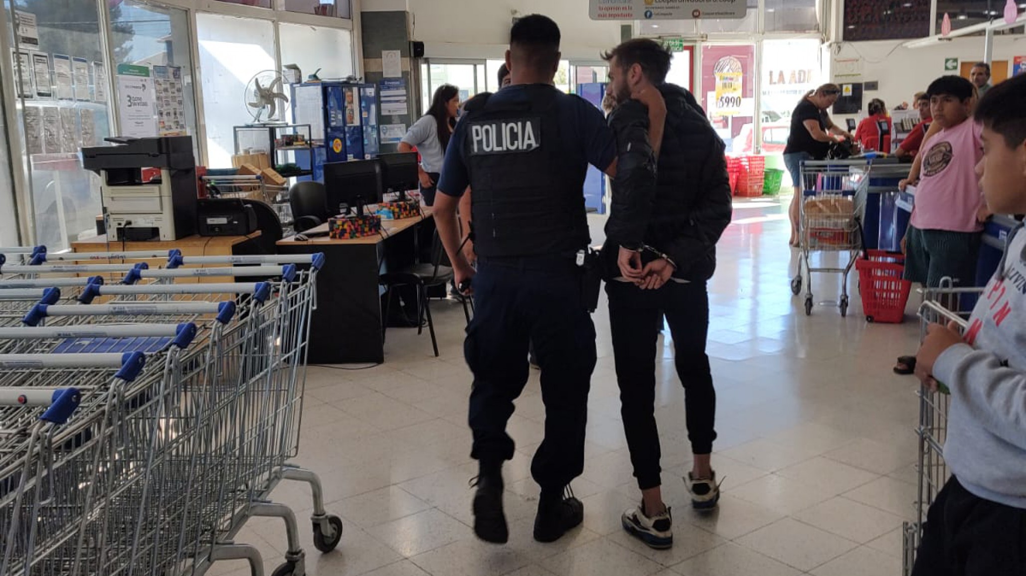 Un joven de 28 años intentó robarse una bondiola y galletitas "Oreo" en la Coope