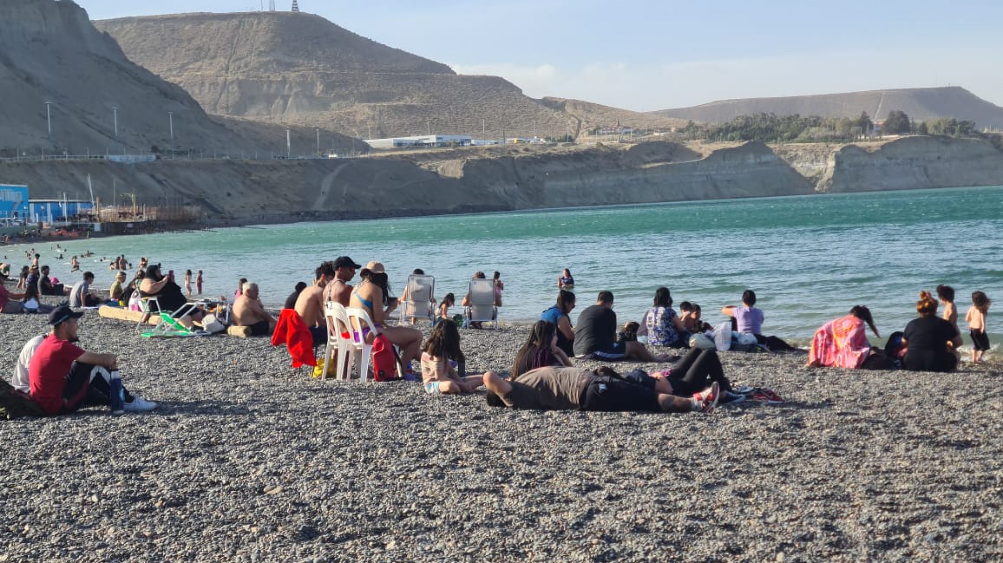 Así la gente disfrutó de las playas de piedra en Comodoro