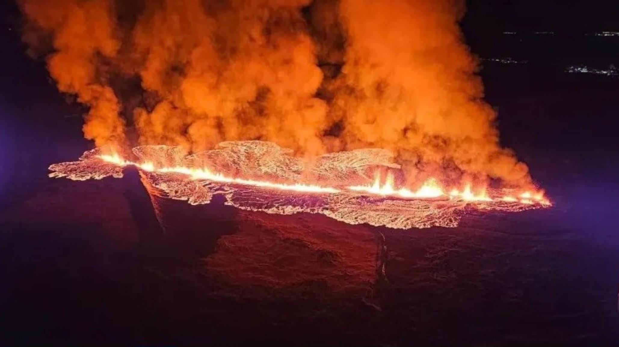 ¡Impactante! Una erupción volcánica provocó evacuación de más de 4 mil personas