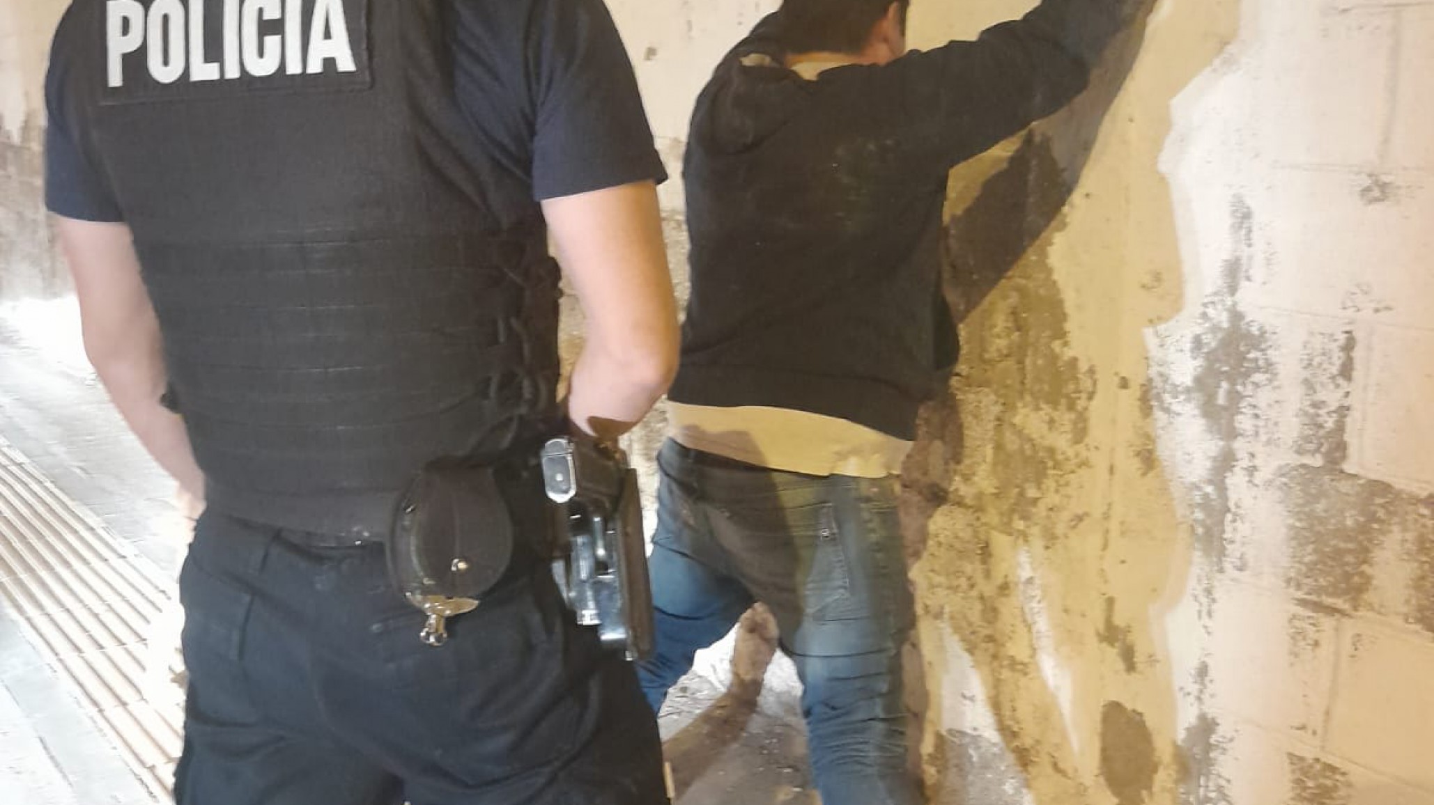 Robó 16 placas en el Cementerio y lo atraparon ¡escalando 3 metros de muro!