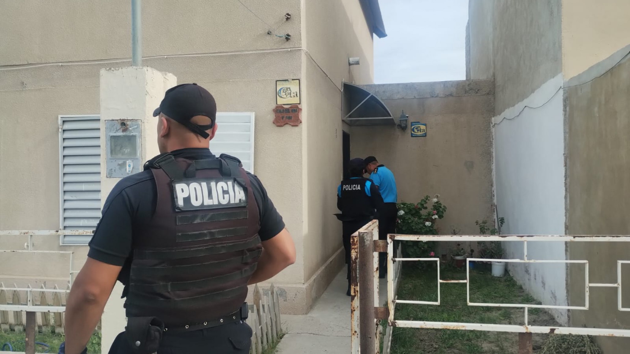 Amenazó con un arma a un hombre, lo allanaron y lo que encontraron fue sorprendente