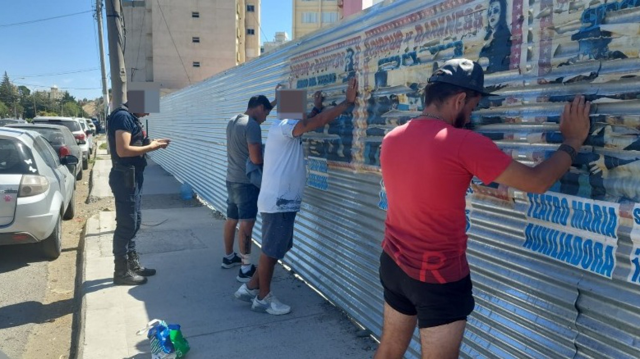 La empleada de la tienda los vio robando, la policía los persiguió pero ¿dónde quedó "el botín"?