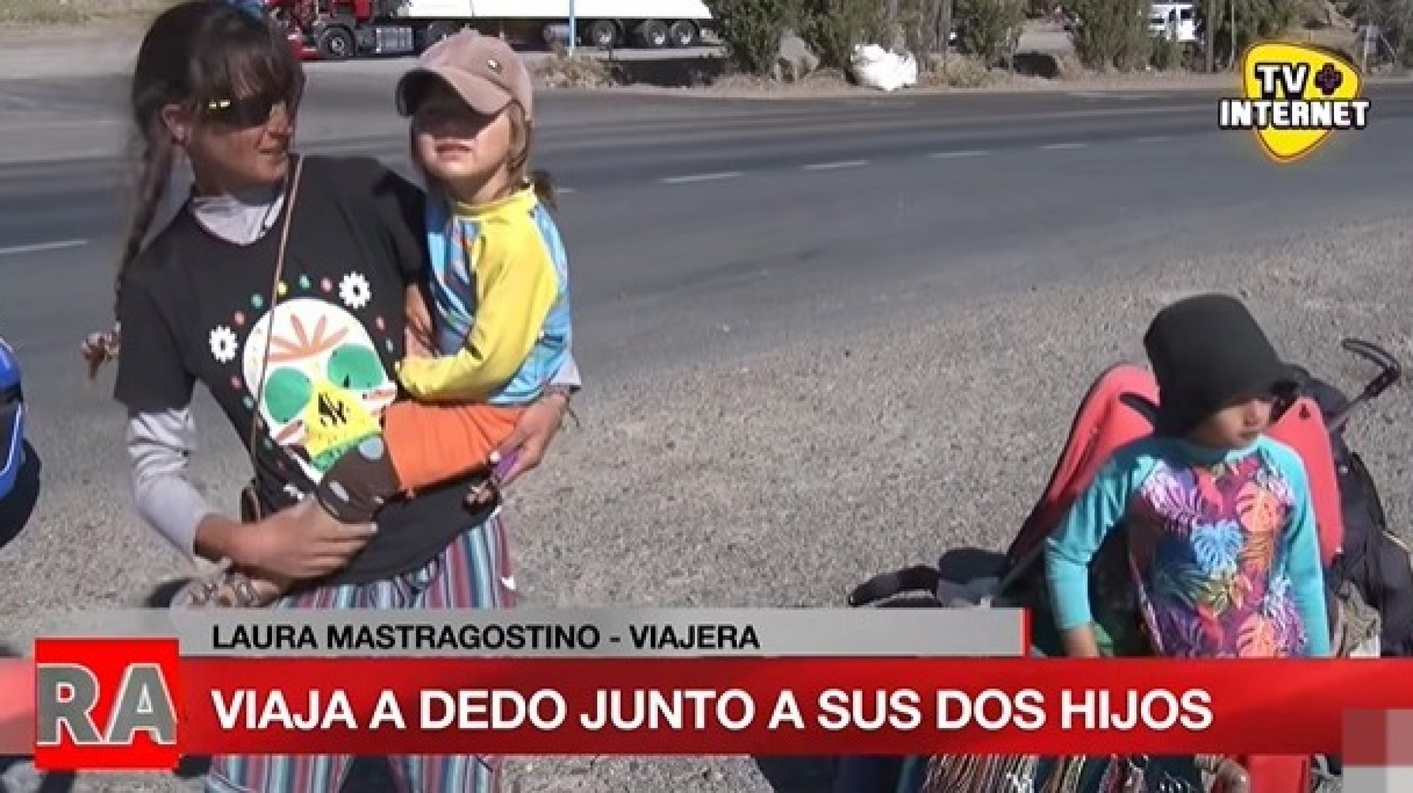 Mamá que viaja a dedo con sus hijos tuvo un gran olvido en una estación de servicio