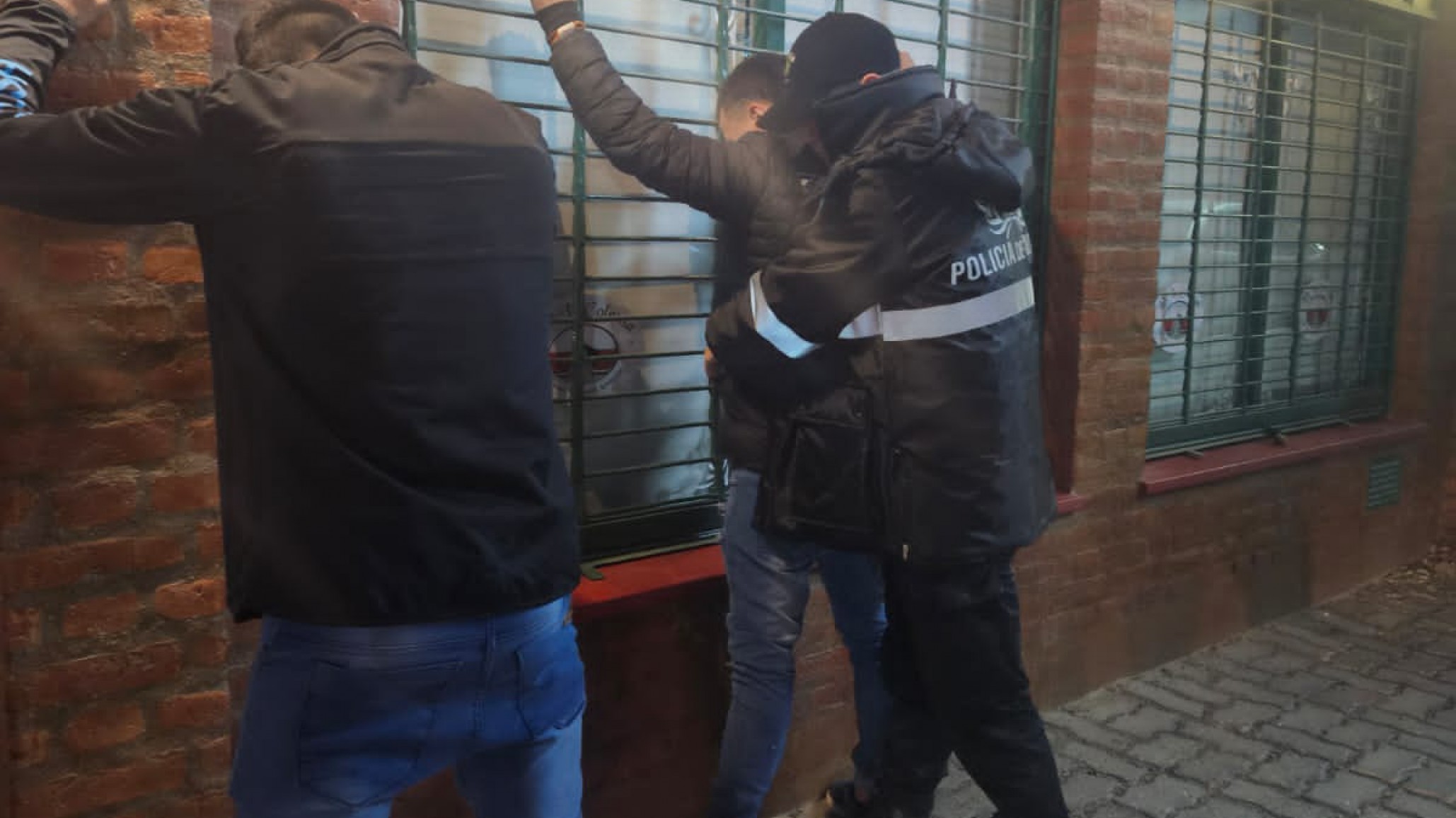 Robaron en un auto, una vecino vio todo y la sangre los delató