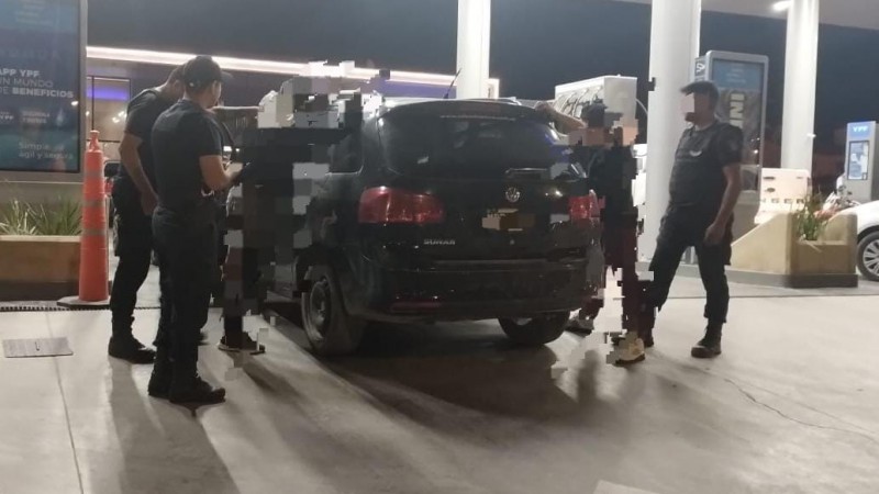 Robaron un auto armados a la tarde y los atraparon a la noche