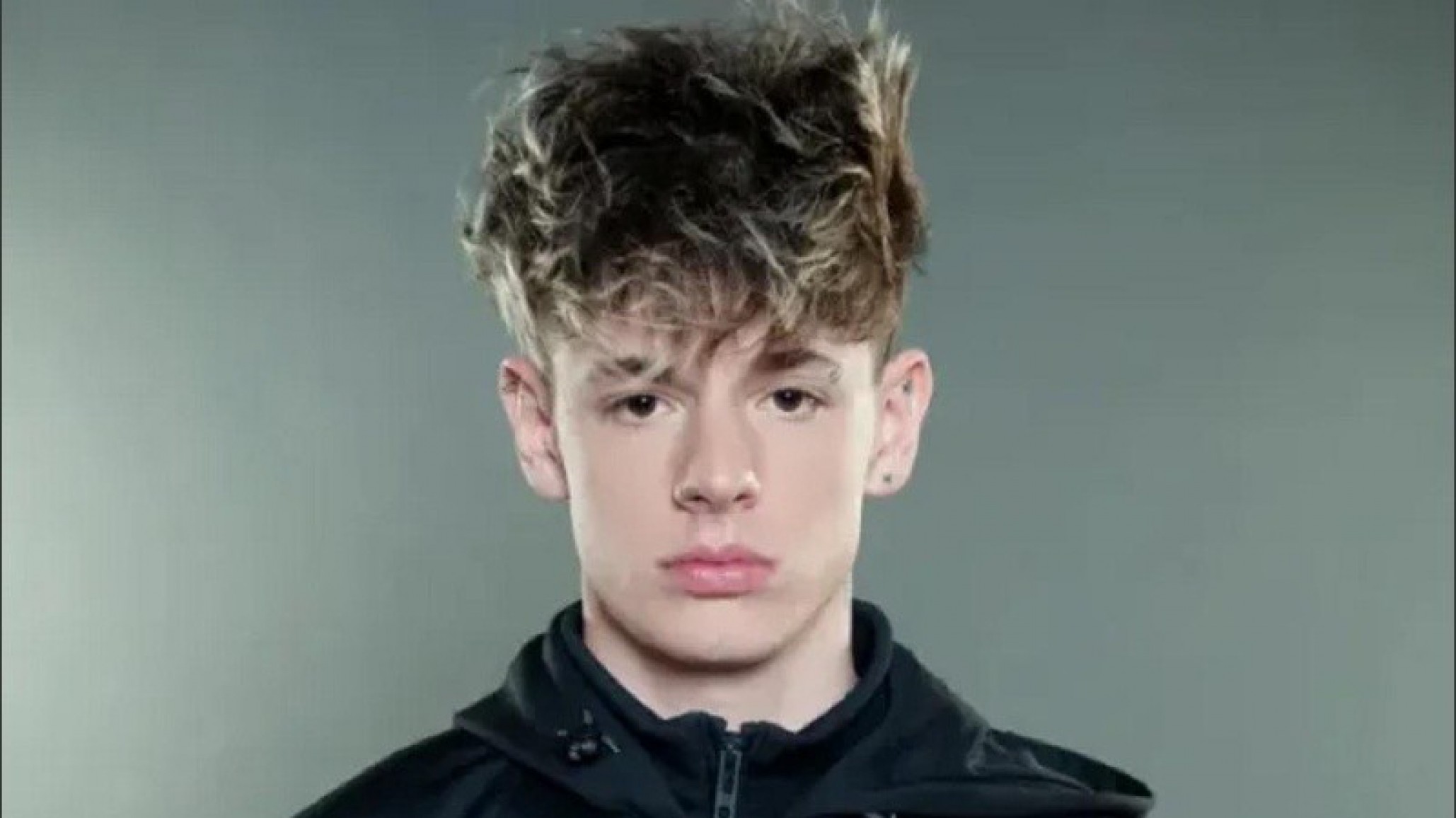 Repudio en redes sociales: el influencer Oky revoleó a su gato en una transmisión en vivo