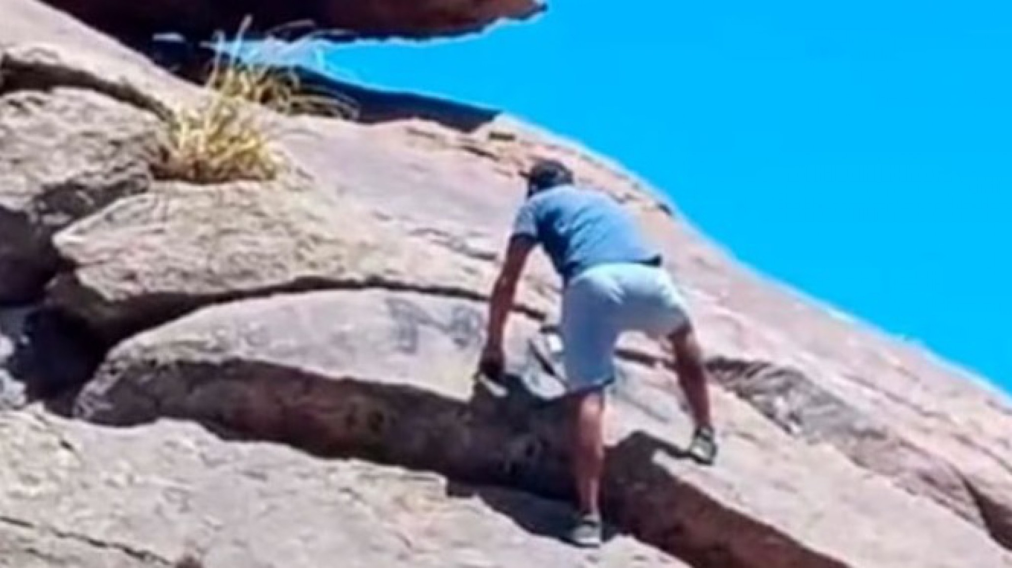 Insólito: un turista pintó piedras y dio una excusa sorprendente