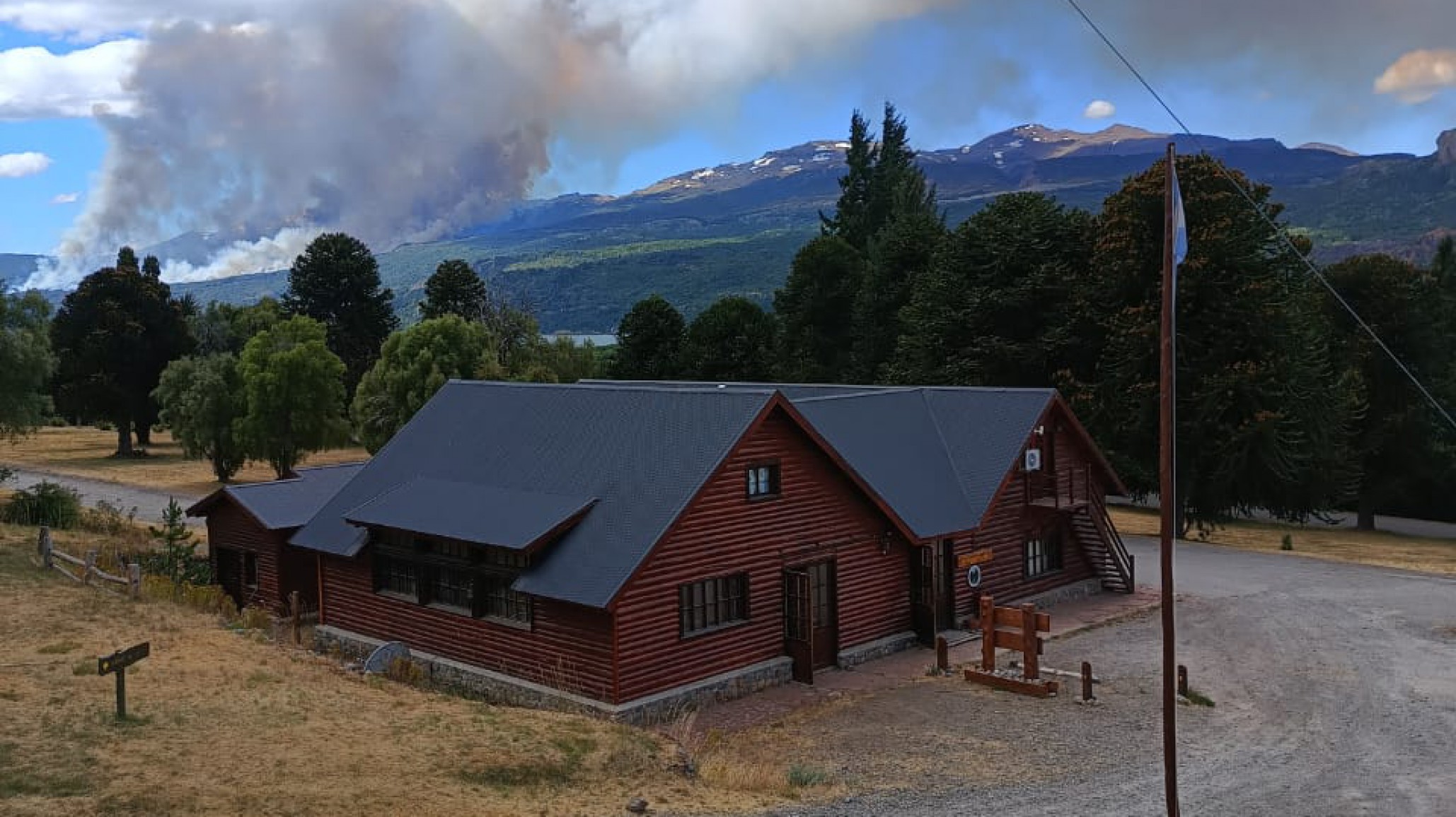 Incendio en Parque Los Alerces: Hay despliegue de recursos y preocupación por la llegada a sectores cercanos a poblaciones