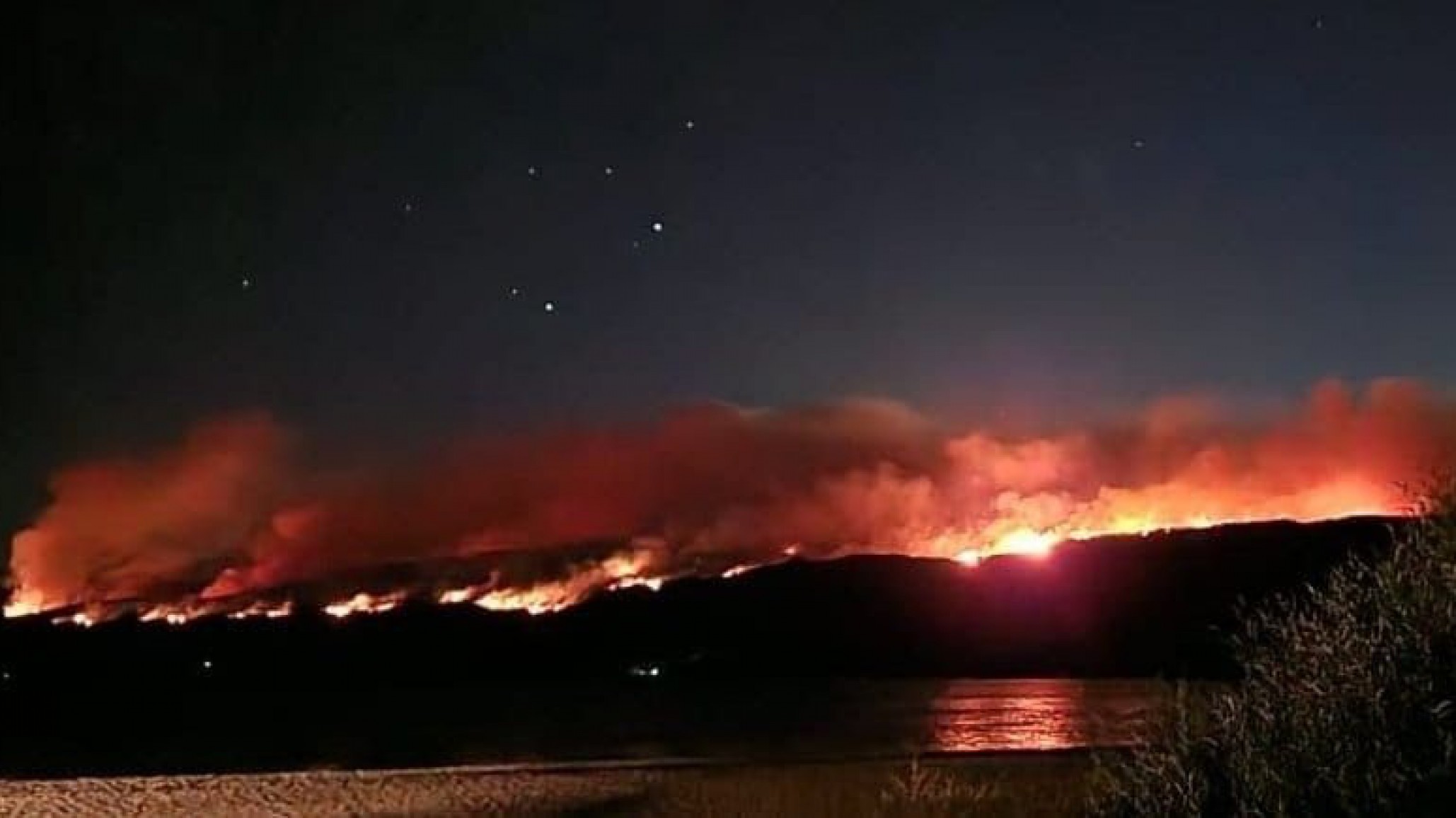 Parque Nacional Los Alerces: más de 1000 hectáreas consumidas por el fuego y 250 brigadistas en acción