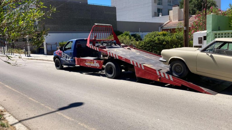 Mujer denuncia que una grúa levantó su auto de la casa, el mecánico recibió un llamado anónimo y el fiscal soltó a los ladrones
