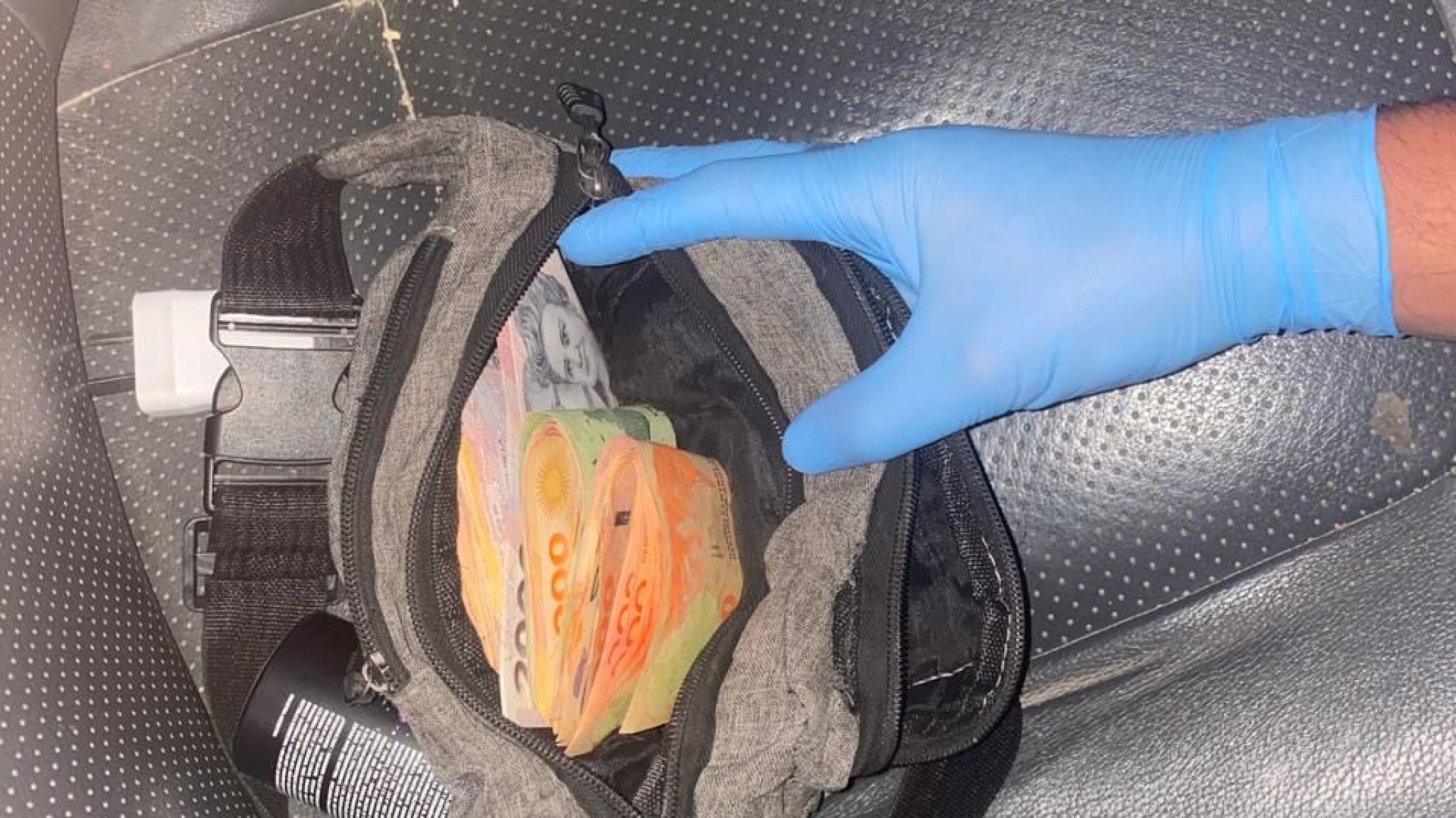 Estaba amenazando personas, lo revisaron y encontraron: dinero y drogas