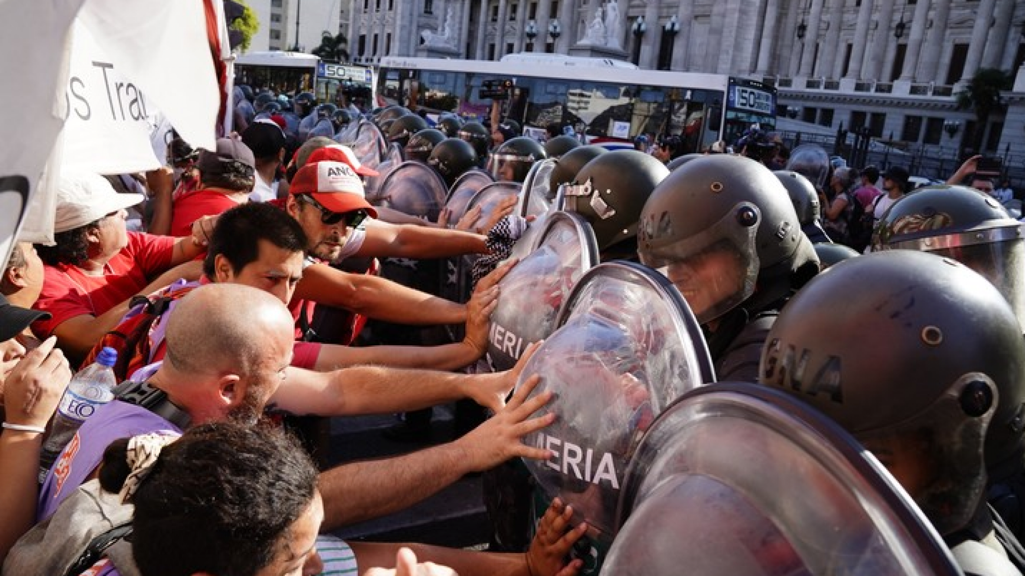 "La policía no para de reprimir y golpear gente"