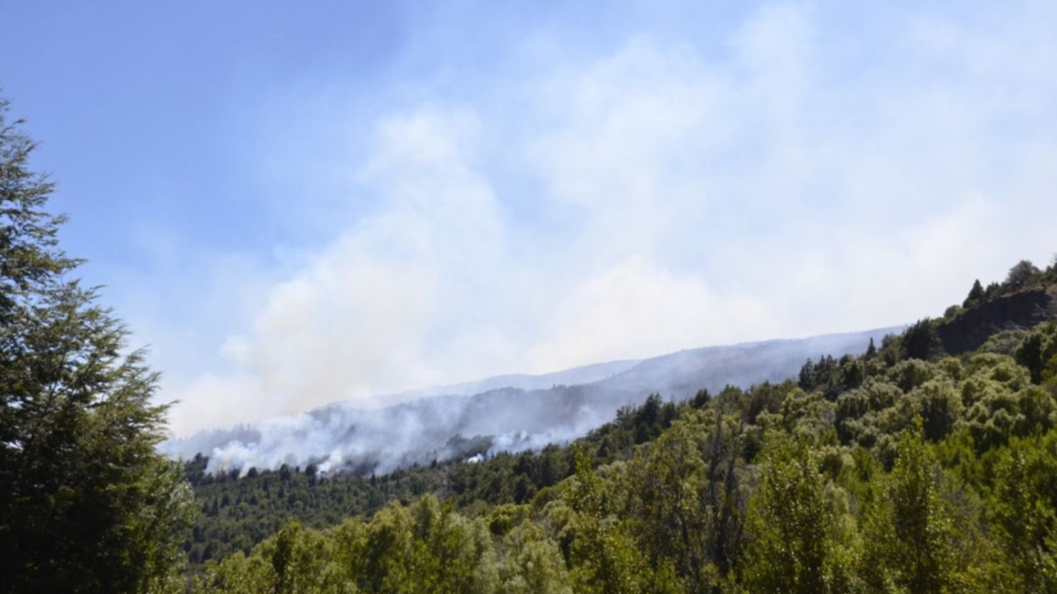 Los Alerces: El incendio sigue activo y se incorpora un avión anfibio