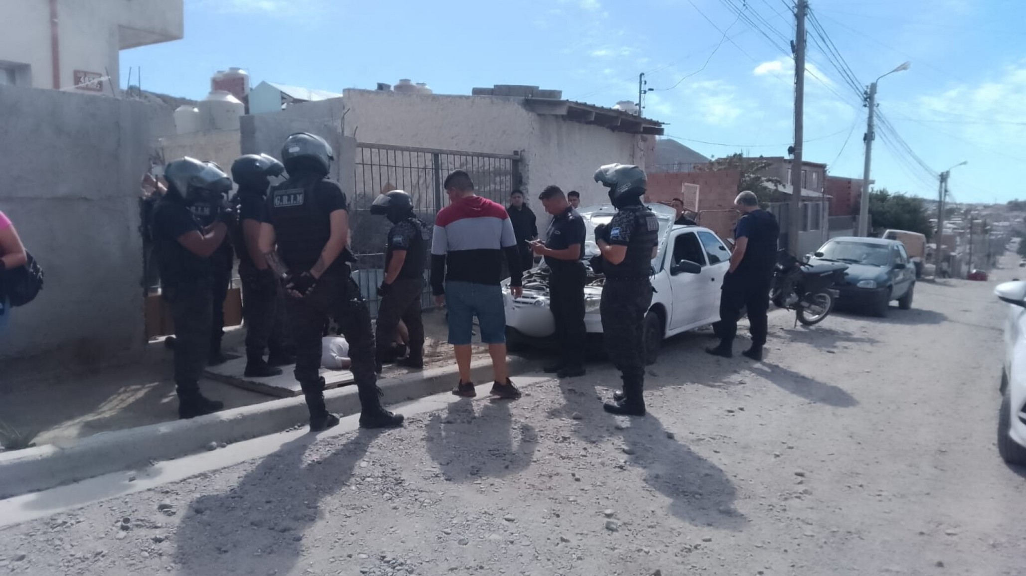 Delincuentes se dan a la fuga y le arrojan una rueda de auxilio a efectivo policial