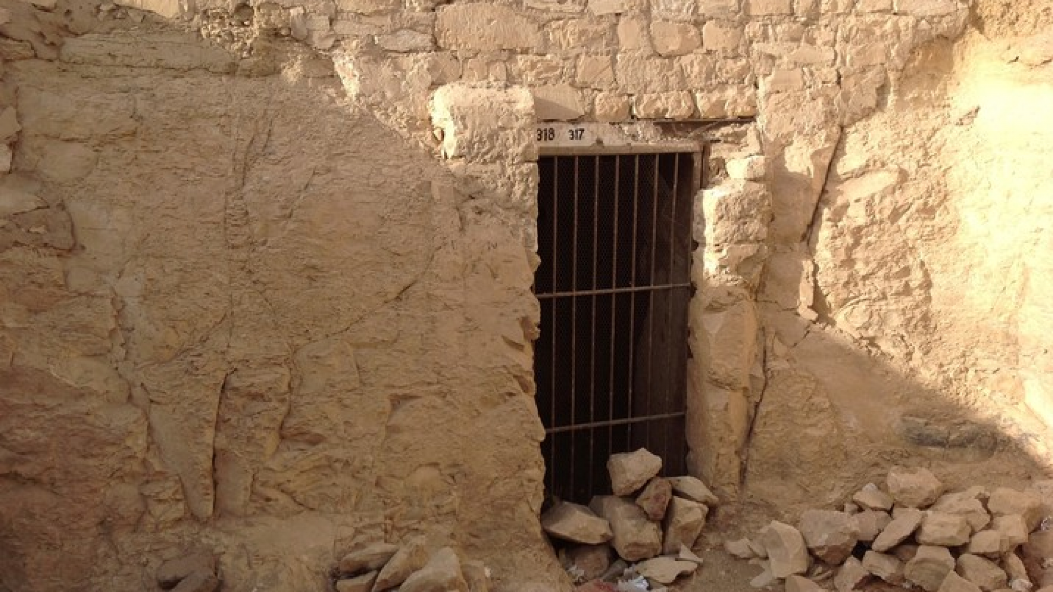 Increíble hazaña: Arqueólogos argentinos financian descubrimiento en Egipto con ferias del plato y desentierran la entrada original a la tumba de Amenmose